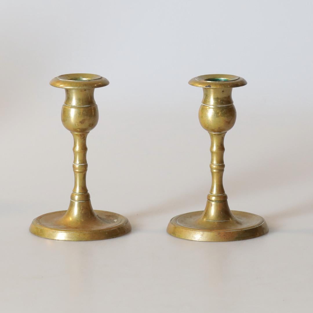 Ensemble de quatre chandeliers en laiton et minerai, bougeoirs en bronze à fleurs dorées
Hautement collectionnable et de grande valeur.
Mesures : H x L x P : 21, 12 cm.
Suède, 1900.

Il est en très bon état.
