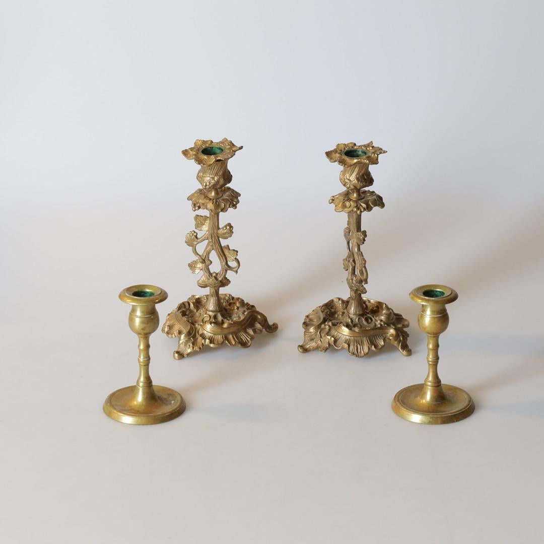 Hollywood Regency Ensemble de quatre chandeliers en laiton et minerai, bougeoirs en bronze à fleurs dorées en vente