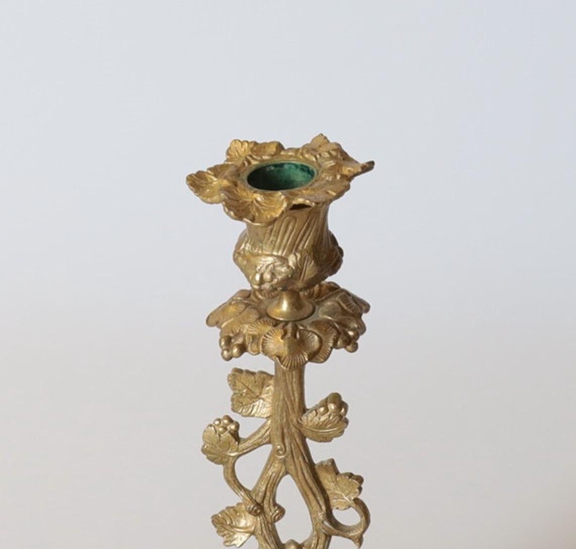 Suédois Ensemble de quatre chandeliers en laiton et minerai, bougeoirs en bronze à fleurs dorées en vente
