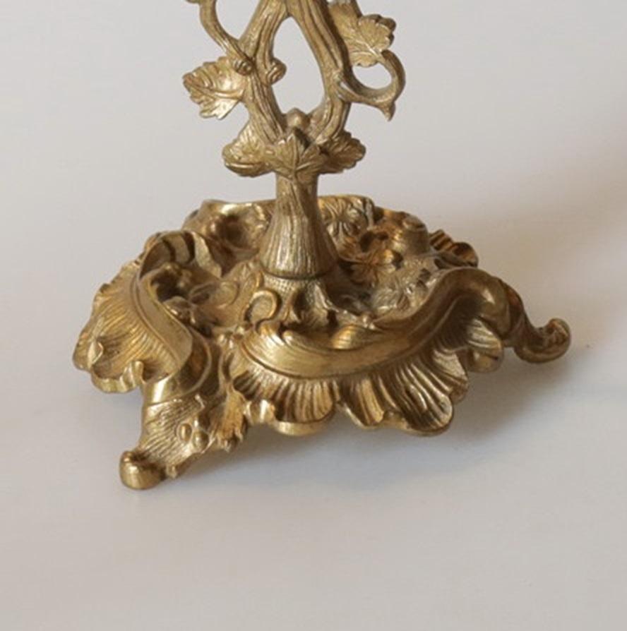 Pressé Ensemble de quatre chandeliers en laiton et minerai, bougeoirs en bronze à fleurs dorées en vente