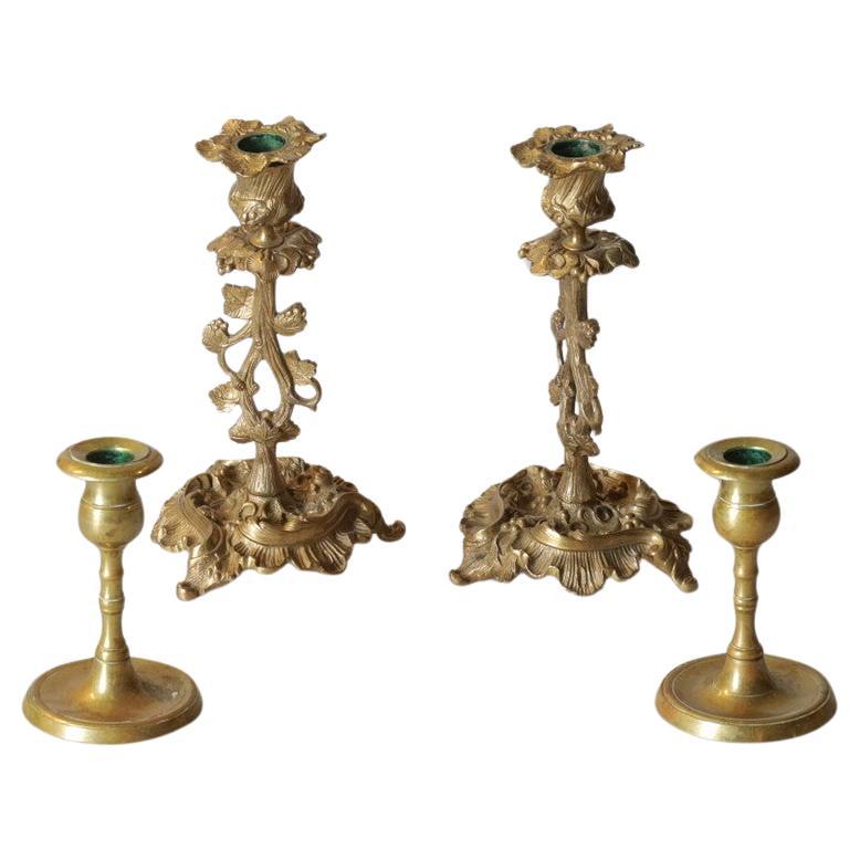 Ensemble de quatre chandeliers en laiton et minerai, bougeoirs en bronze à fleurs dorées en vente