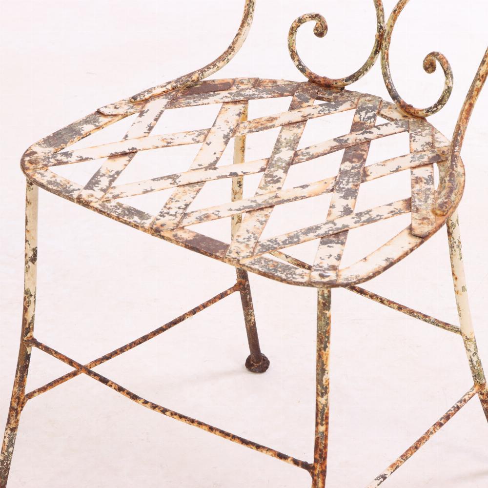 Un ensemble de 4 chaises de jardin en fer français, C. 1950. État moyen - En vente à Philadelphia, PA