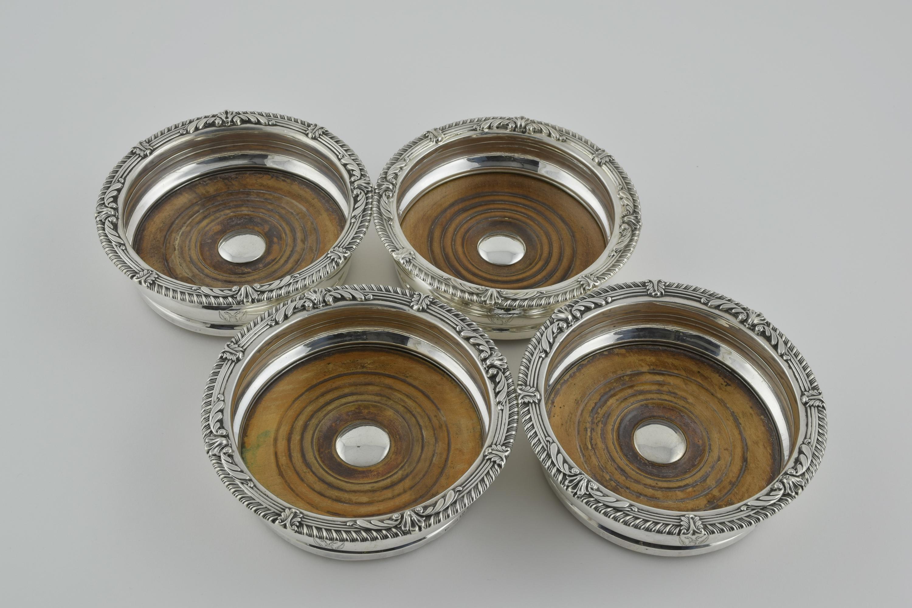 Punzierungen für Mark Furniss and Co Sheffield, 1813. Traditionelle Form mit schlichtem Silberkorpus, Holzsockel und traditionellem Muschelgadroon. 