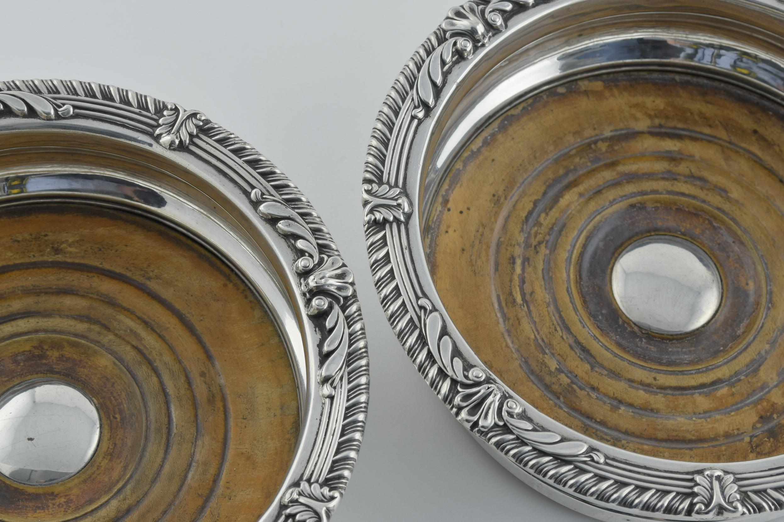 A set of 4 George III period silver coasters  In Good Condition For Sale In London, GB