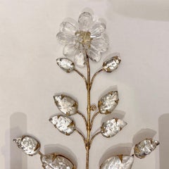 Un set di 4 applique in metallo dorato con vetro stampato. Venduto a coppia.