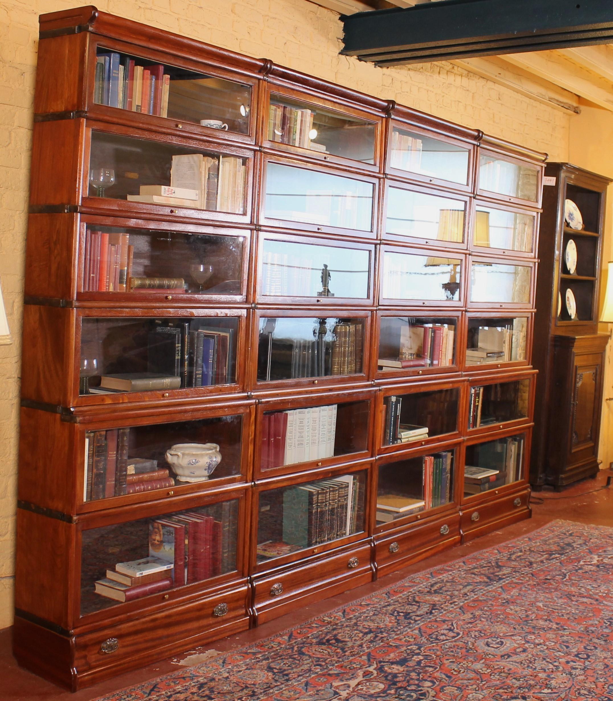 A Set Of 4 Globe Wernicke Bookcases In Mahogany-19th Century In Good Condition For Sale In Brussels, Brussels