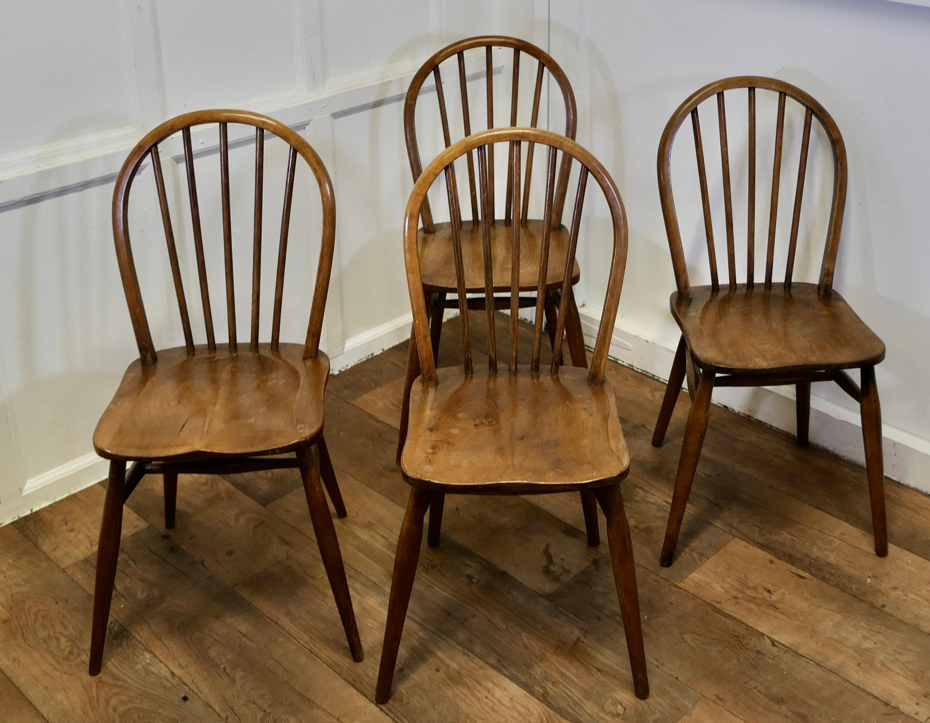A Set of 4 Golden Beech and Elm Windsor Country Dining Chairs    In Good Condition For Sale In Chillerton, Isle of Wight