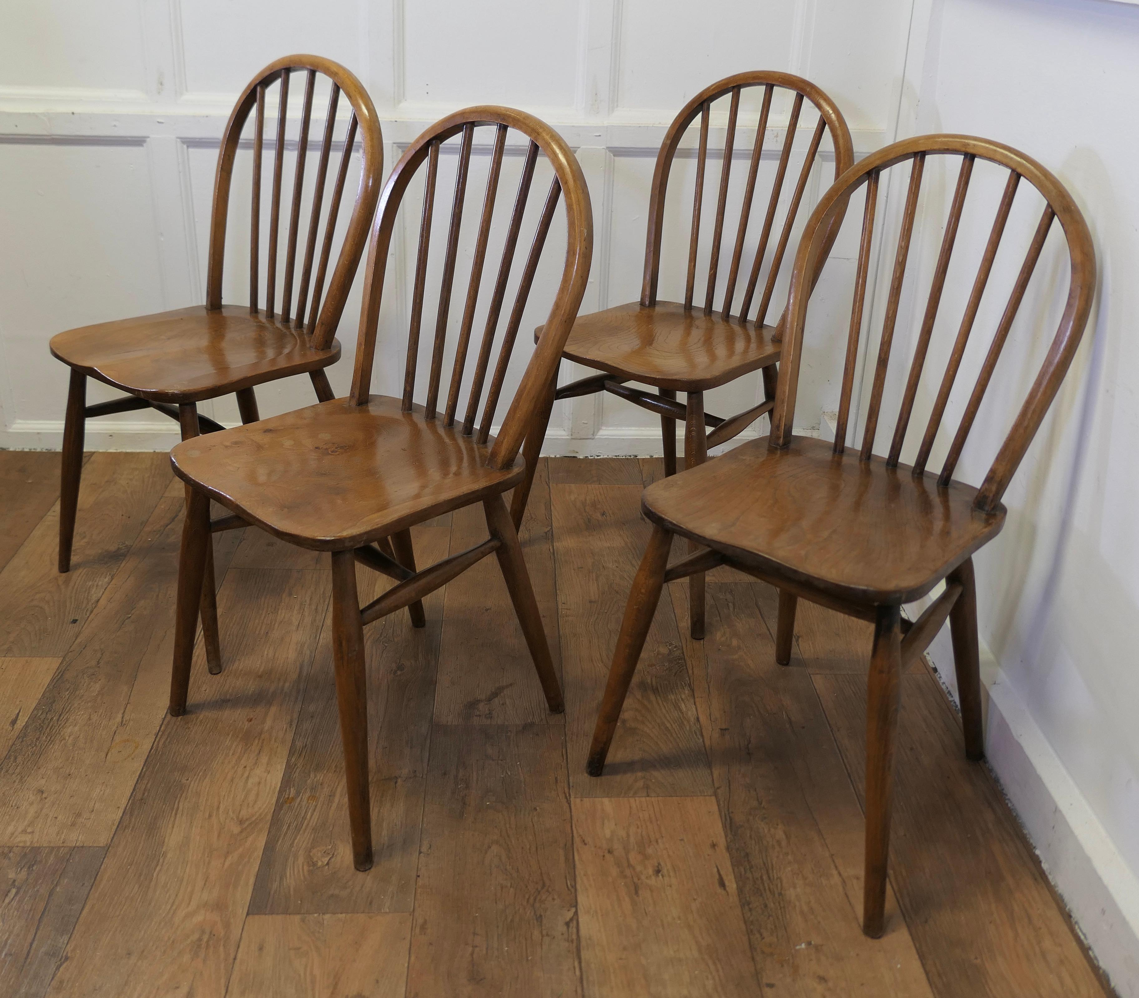 Début du 20ème siècle Ensemble de 4 chaises de salle à manger Windsor Country en hêtre doré et orme   