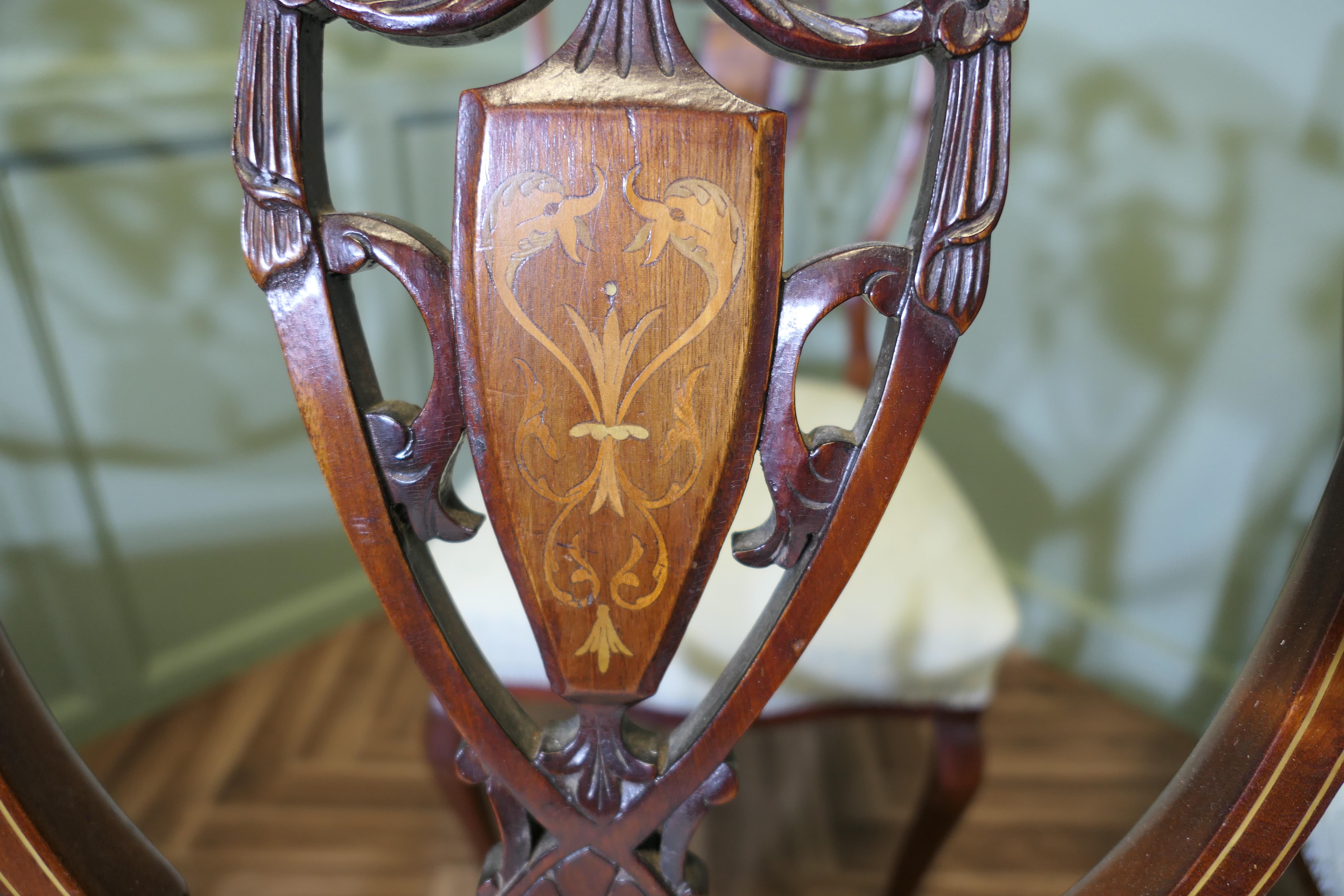 Un set di 4 belle sedie da pranzo in stile Sheraton 

Le sedie, dal classico design georgiano, hanno uno schienale a forma di scudo e sono spaziose e confortevoli. Le sedute sono rivestite in broccato color crema e gli schienali sono decorati con