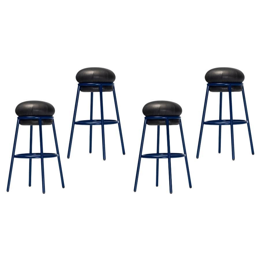 Un ensemble de 4 tabourets de bar Grasso avec cadre en acier peint en bleu et cuir noir 