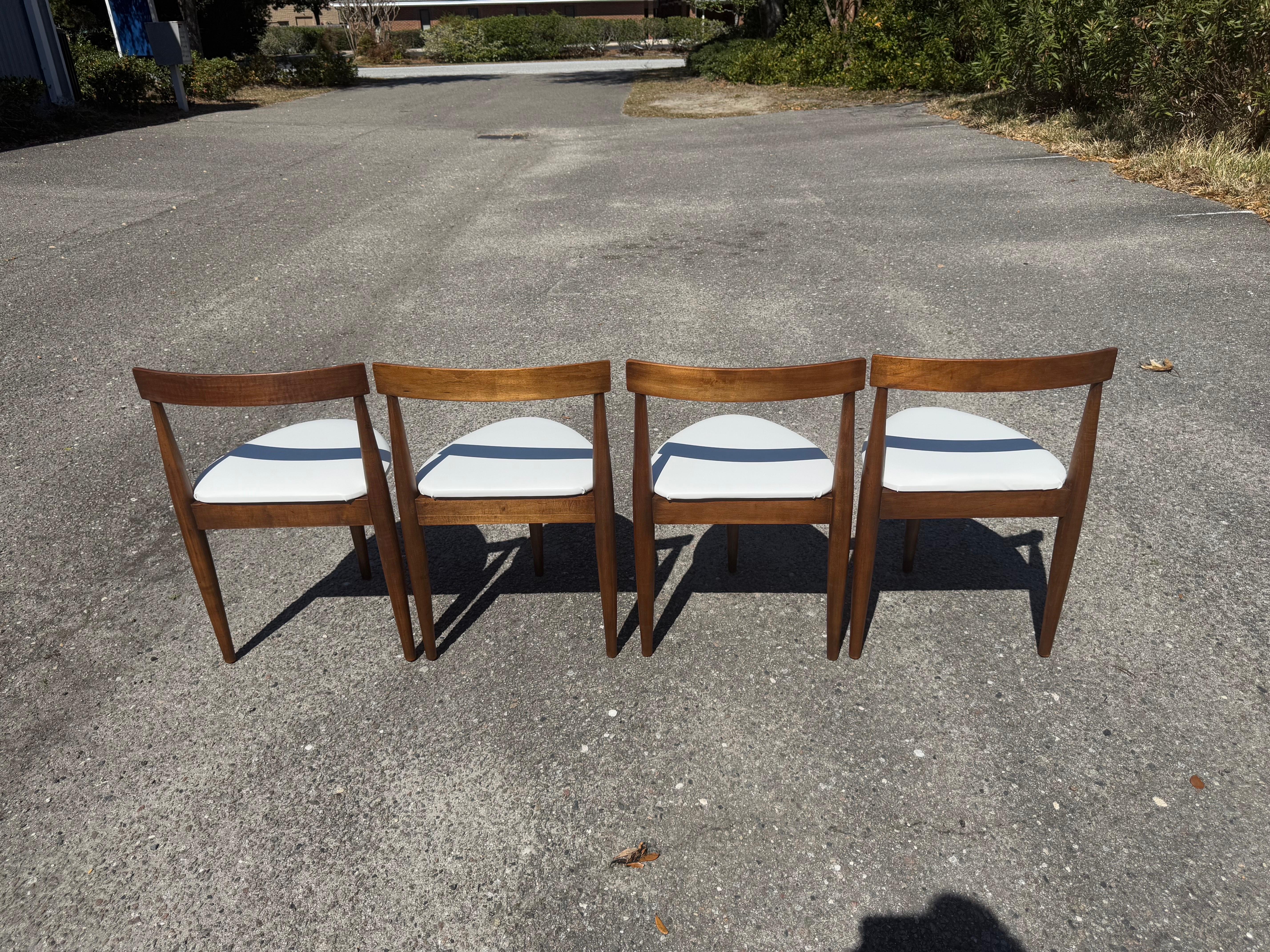Un set di 4 sedie da pranzo Hans Olsen per Winchendon Roundette in vendita 3