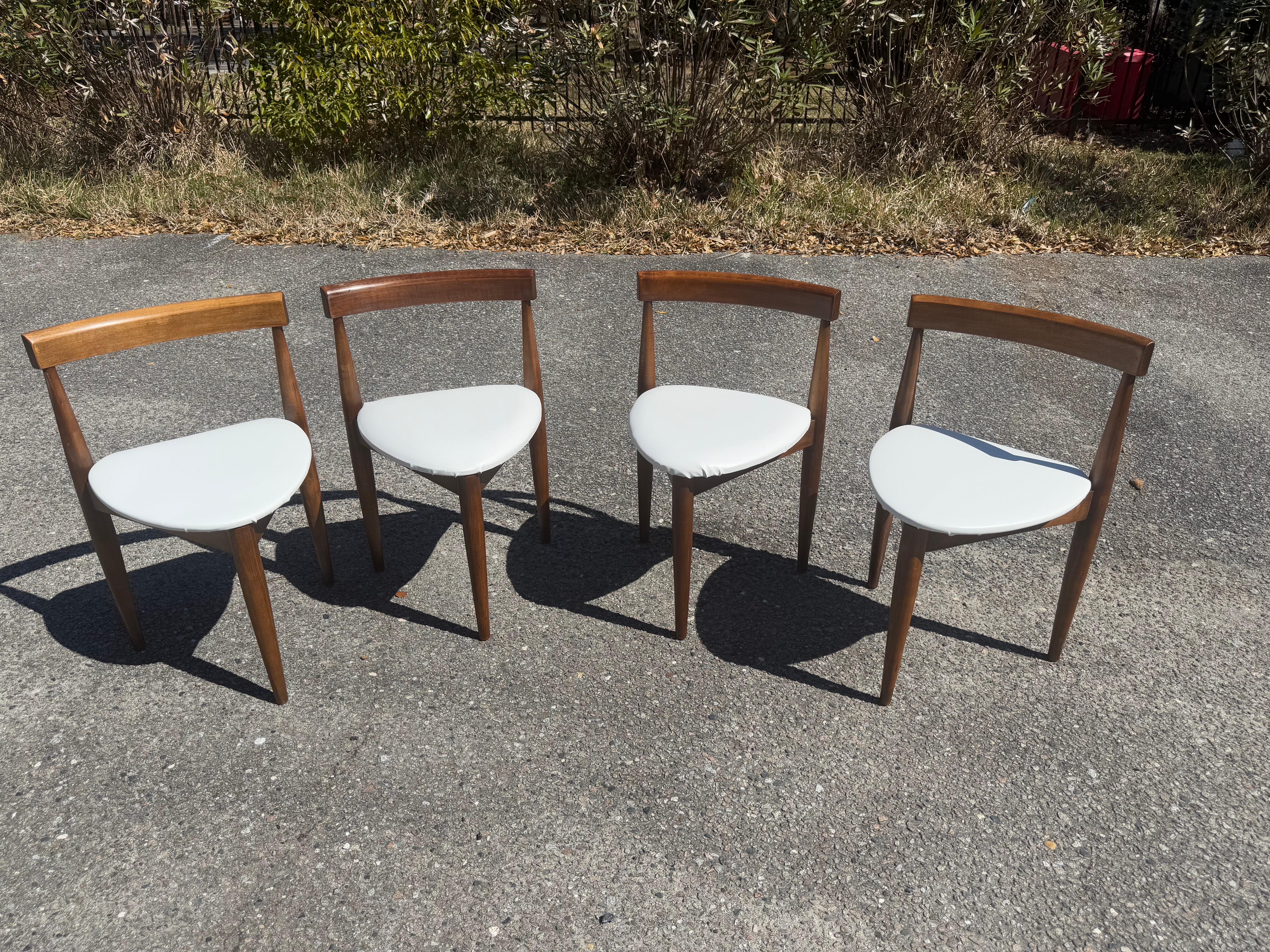 Un set di 4 sedie da pranzo Hans Olsen per Winchendon Roundette in vendita 4