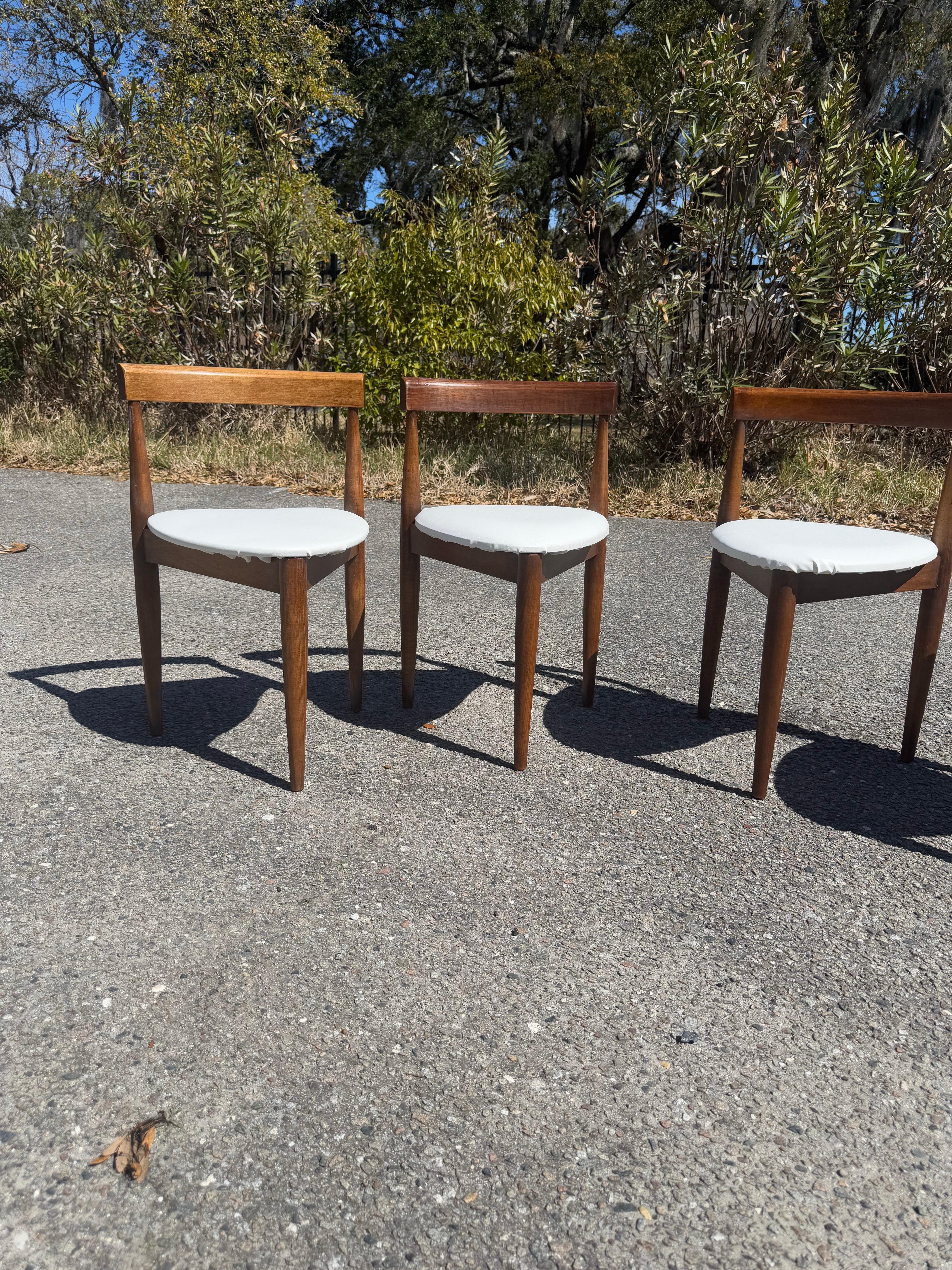 Un set di 4 sedie da pranzo Hans Olsen per Winchendon Roundette in vendita 6