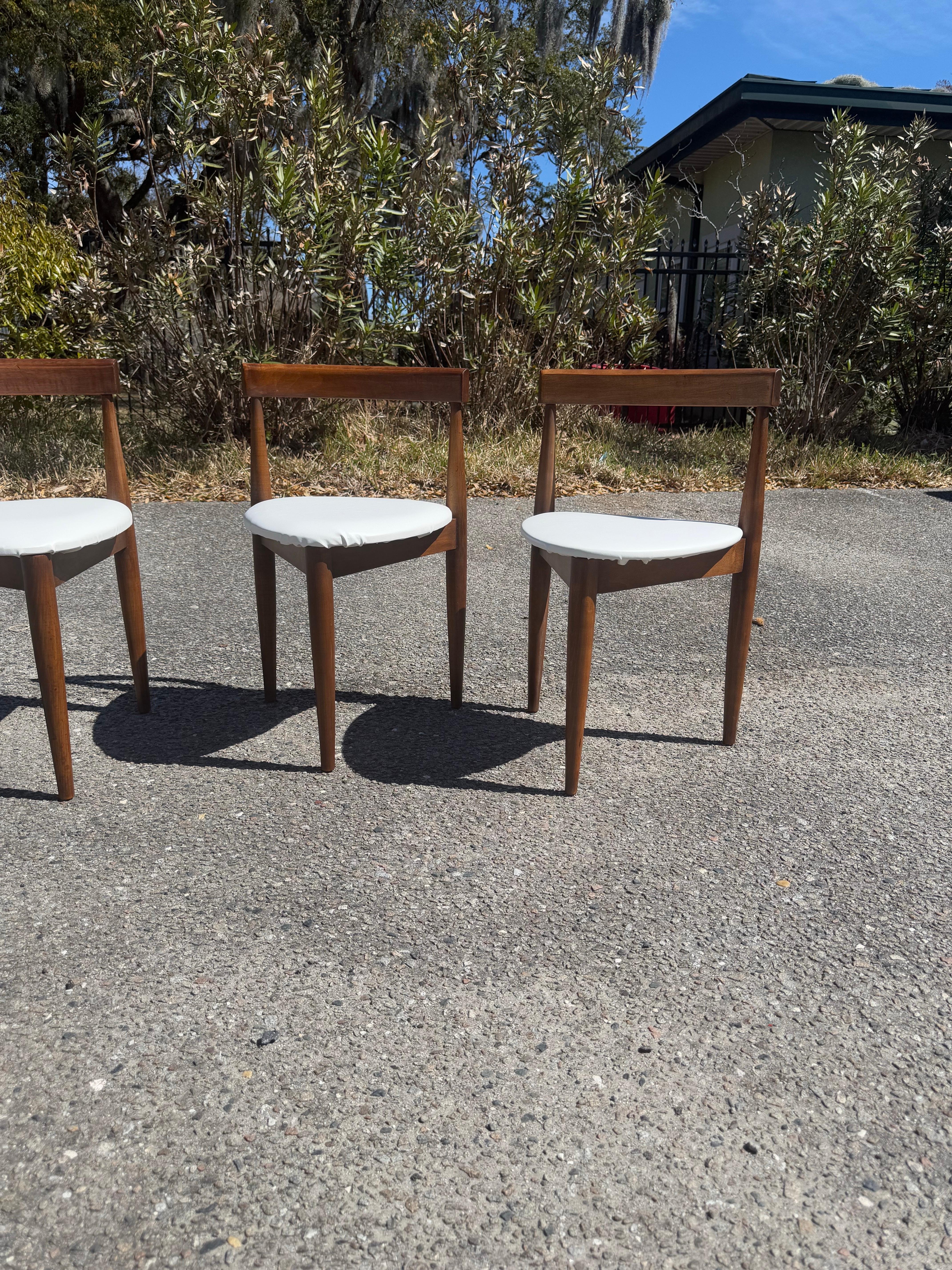 Un set di 4 sedie da pranzo Hans Olsen per Winchendon Roundette in vendita 7