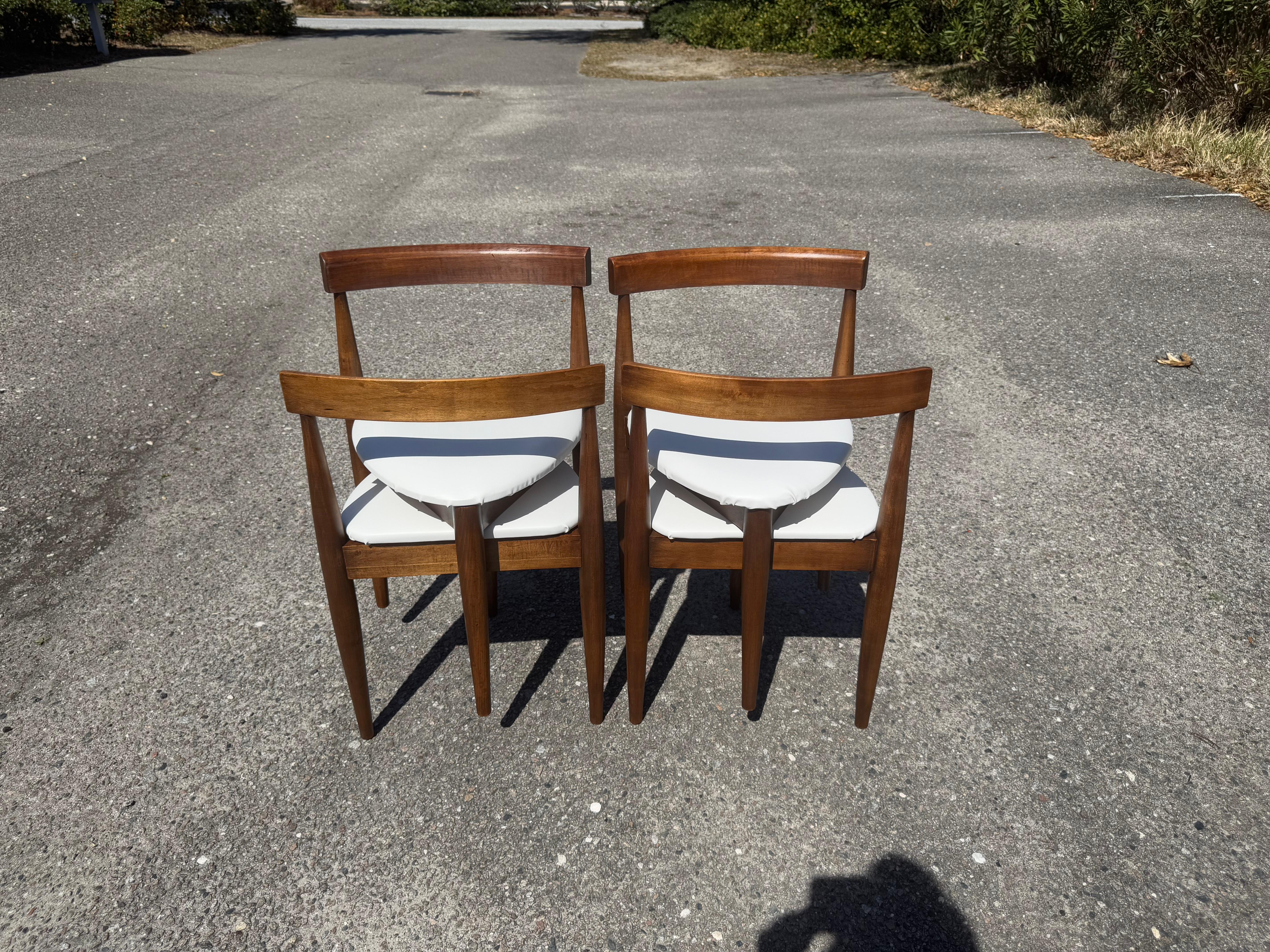 Un set di 4 sedie da pranzo Hans Olsen per Winchendon Roundette in vendita 12