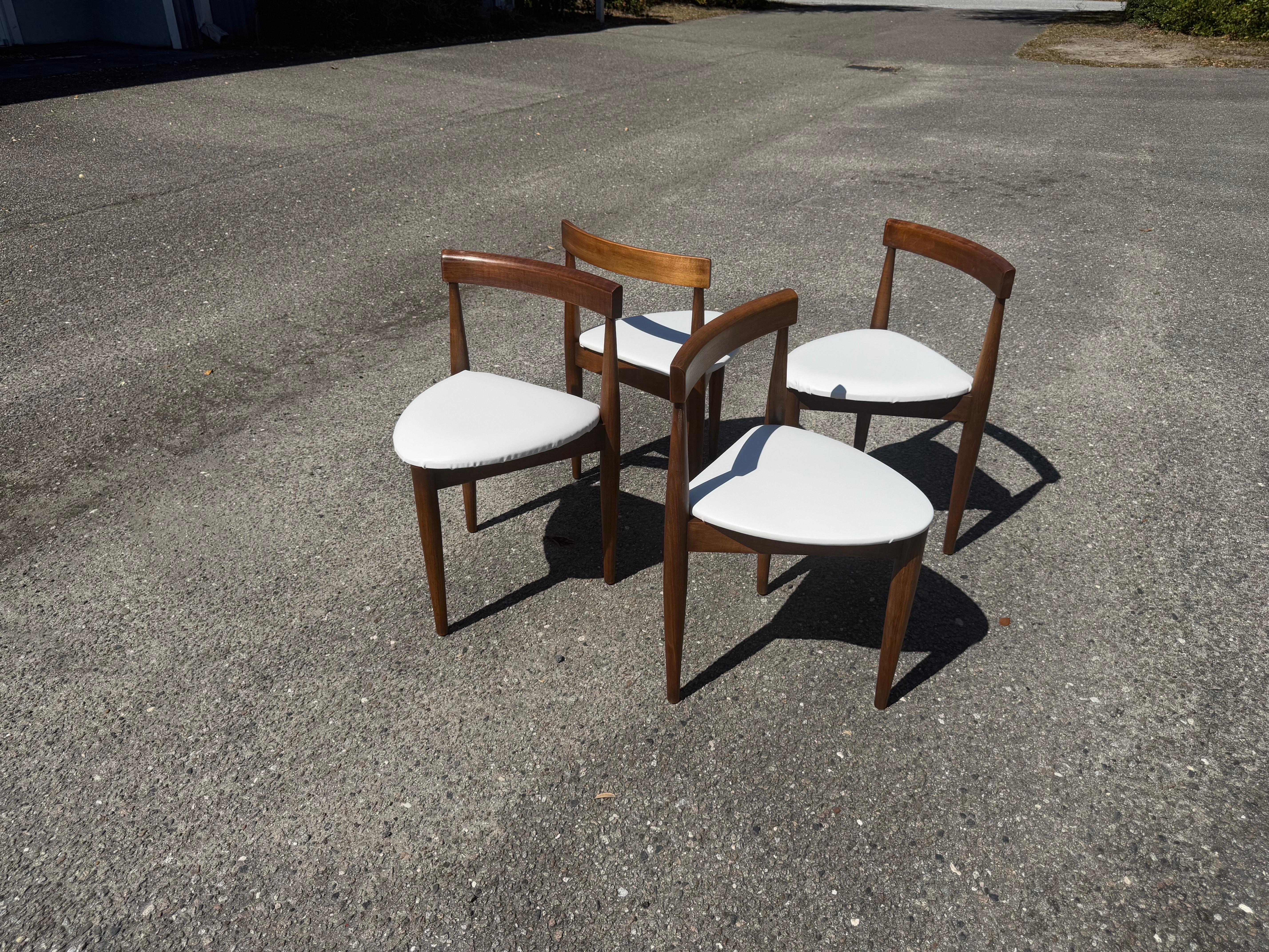 Un set di quattro sedie da pranzo Roundette di Hans Olsen per Winchendon.

Questo set di quattro sedie da pranzo Hans Olsen presenta una splendida struttura in legno di noce con finitura originale. I sedili triangolari sono stati rivestiti in vinile