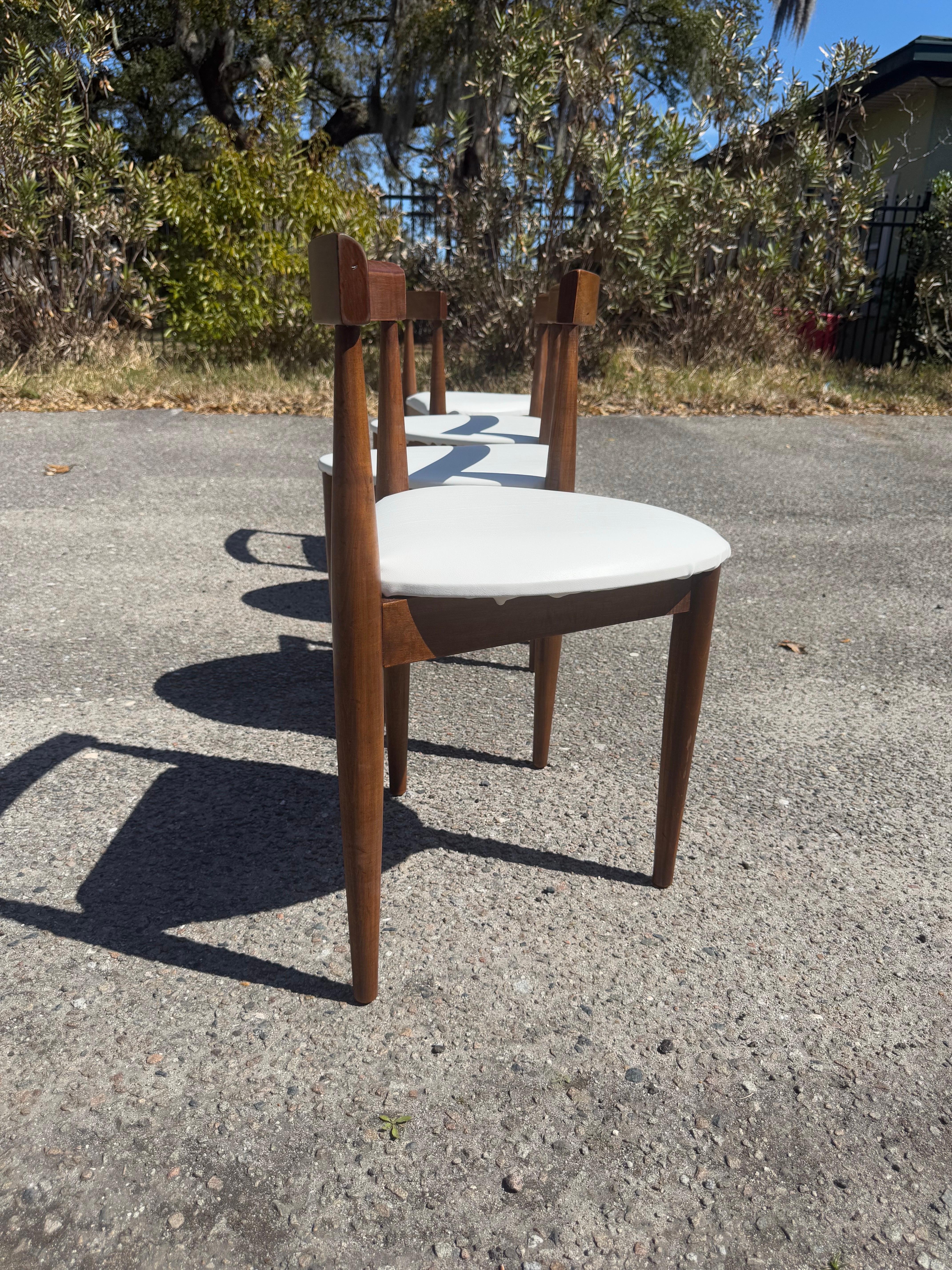 Americano Un set di 4 sedie da pranzo Hans Olsen per Winchendon Roundette in vendita