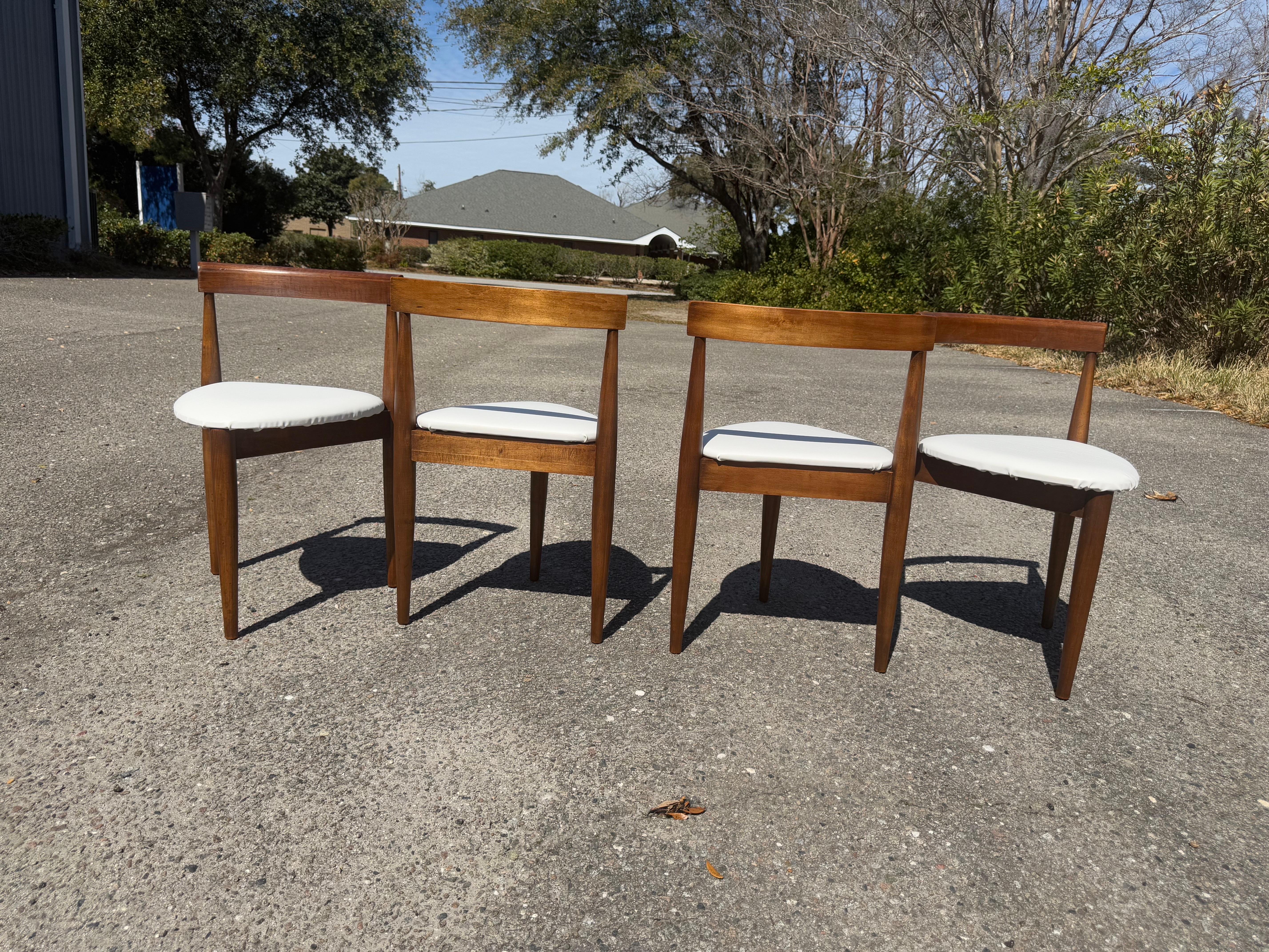 Un set di 4 sedie da pranzo Hans Olsen per Winchendon Roundette In condizioni buone in vendita a Charleston, SC