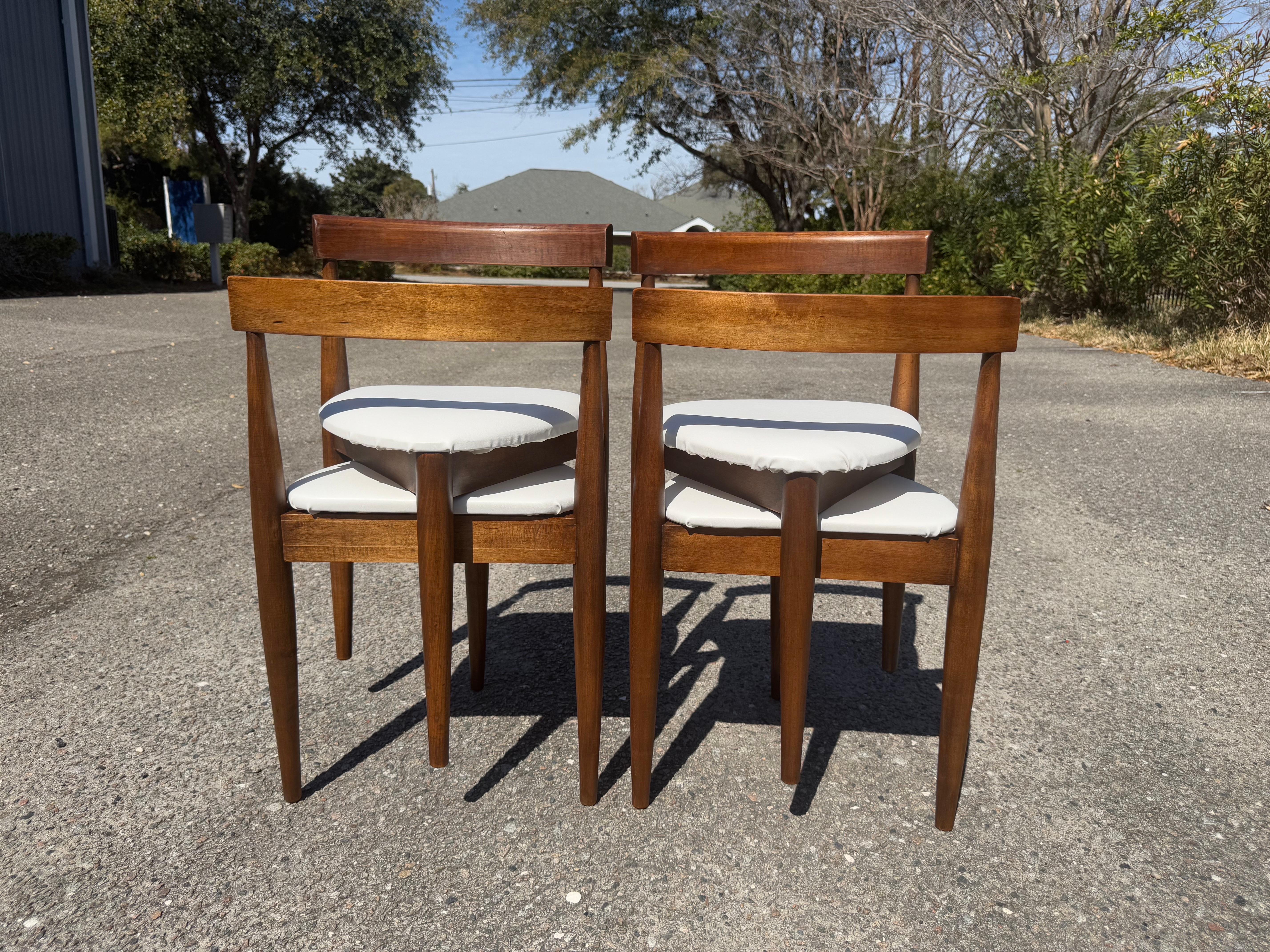 XX secolo Un set di 4 sedie da pranzo Hans Olsen per Winchendon Roundette in vendita