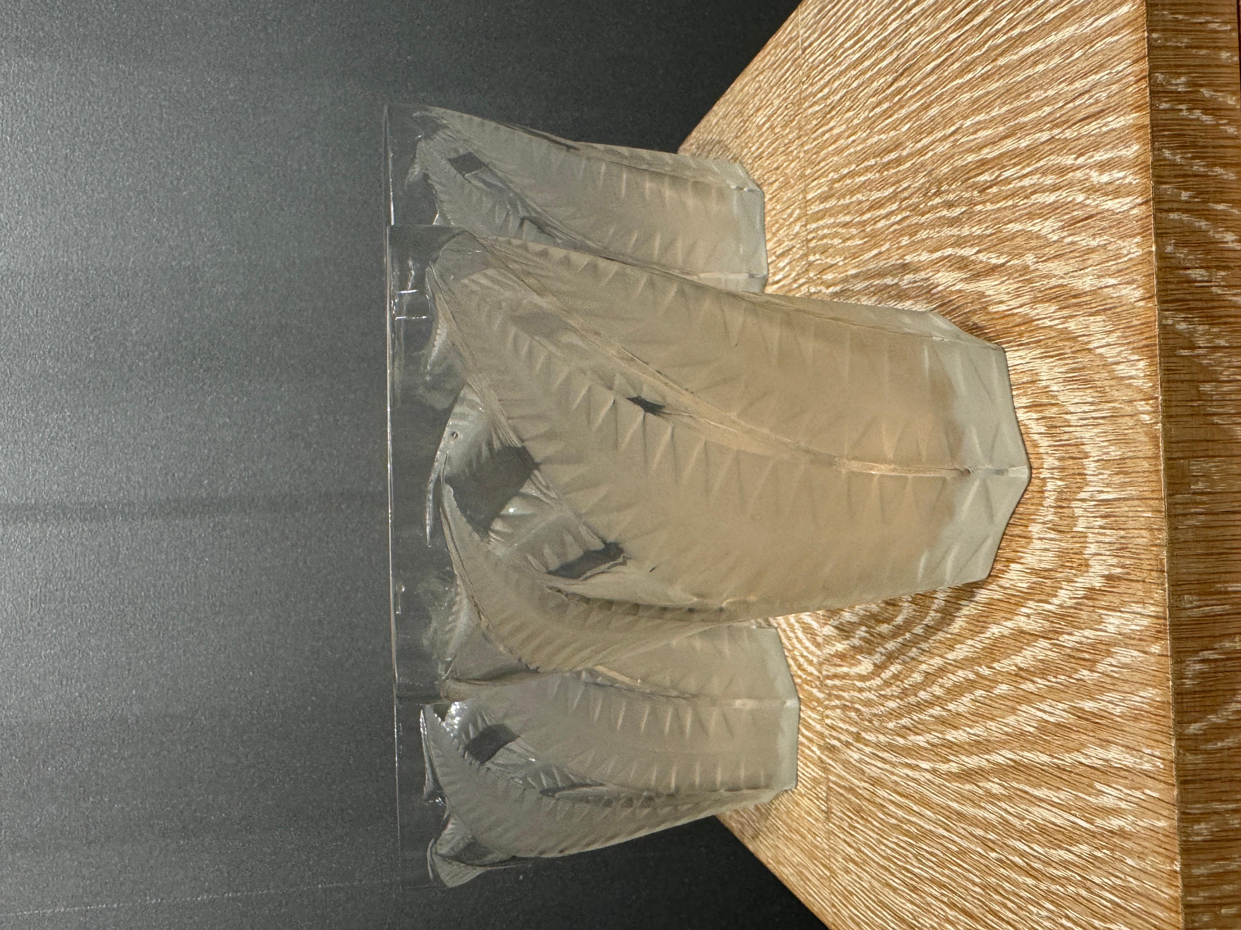 The Hespérides glasses were made in 1931 in white glass by R.Lalique.

The are signed in sandblasted block letters and excellent condition.

They measure 12,5 cm high and 10 cm in diamètre .

