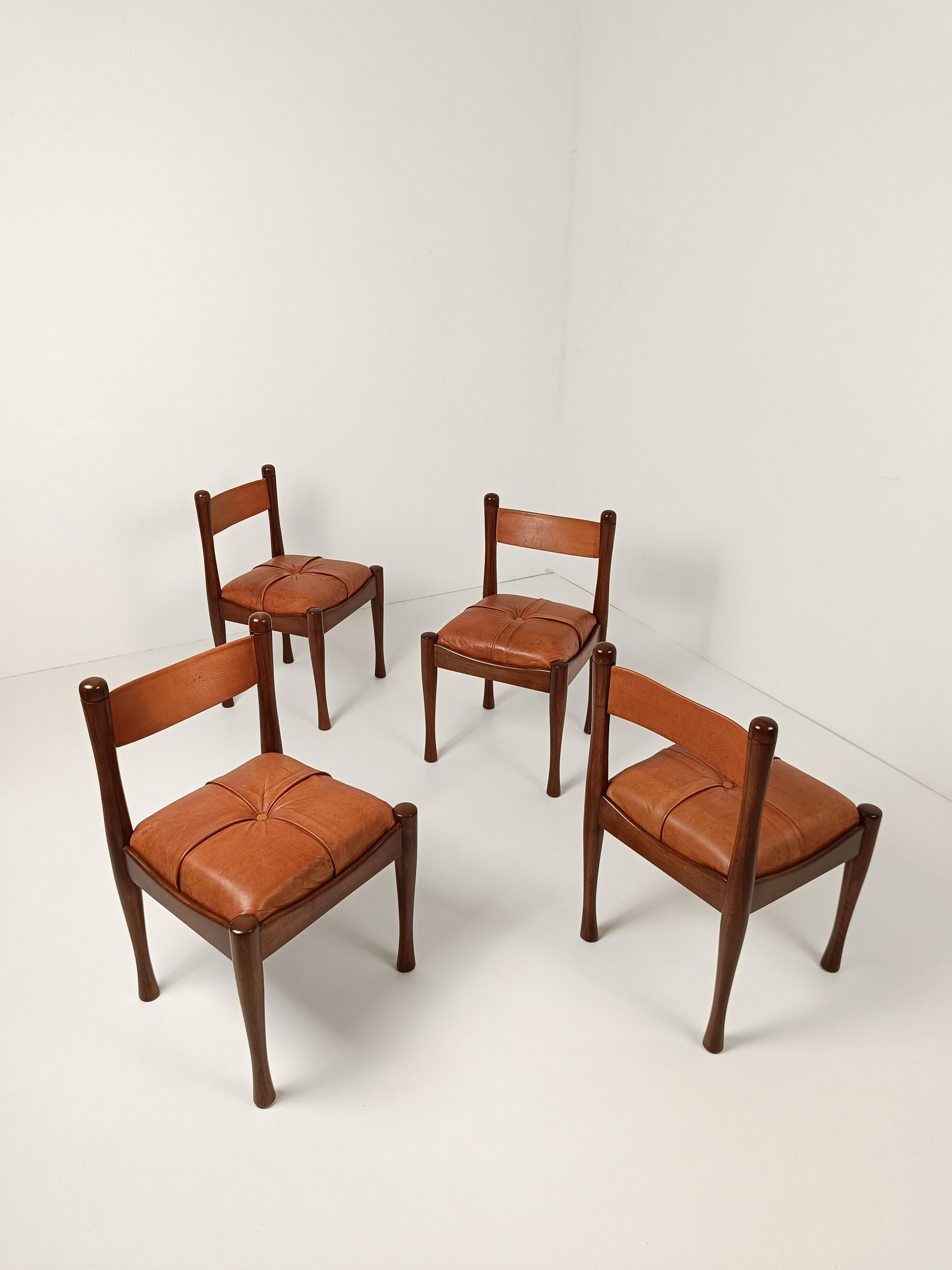 I propose to you a set consisting of 4 model 620 chairs designed in the mid-60s by Silvio Coppola for the historic luxury furniture brand Bernini.
This chair fully represents the style for which Bernini production is known throughout the world and