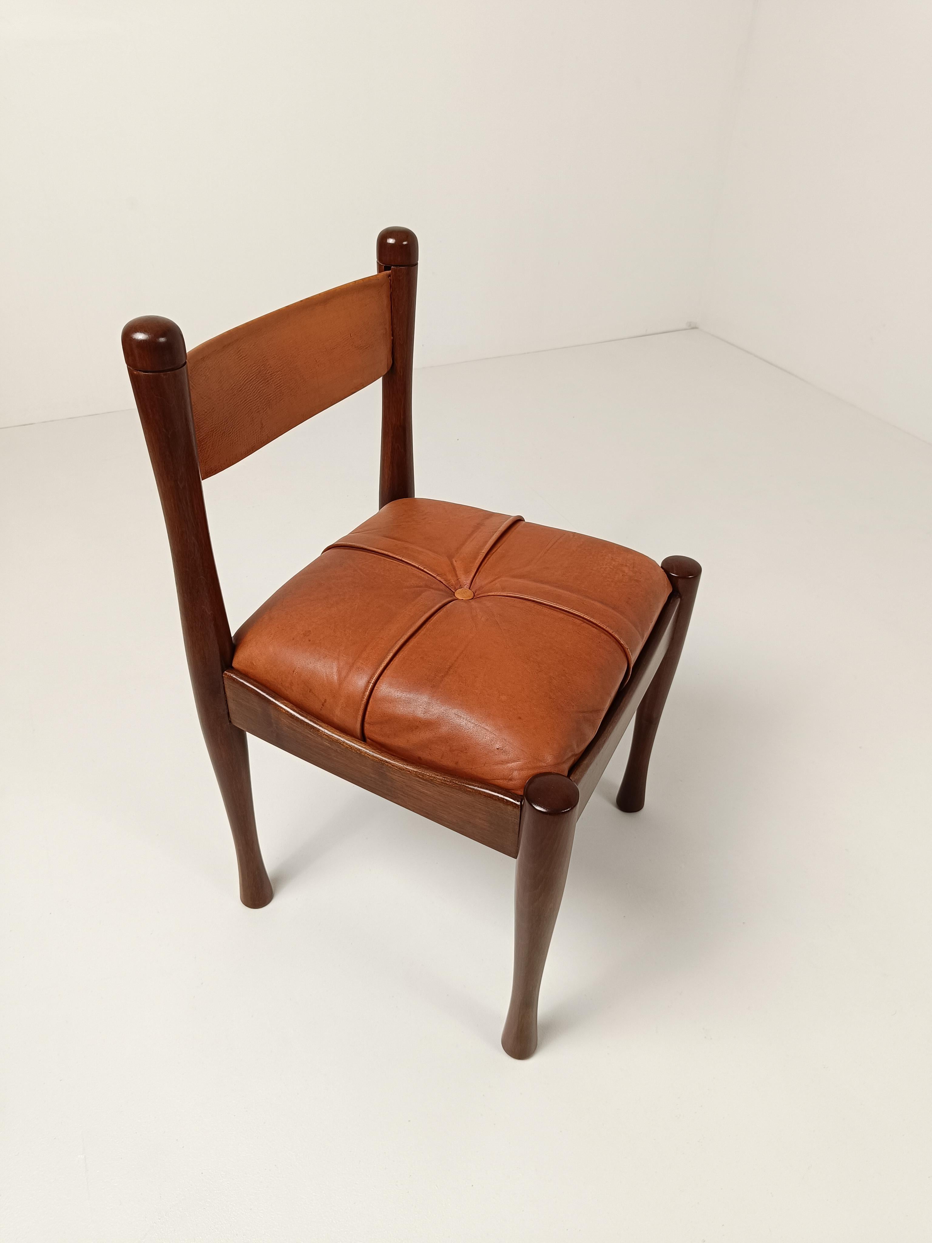 Mid-Century Modern A set of 4 Italian Chairs in Wood and Cognac Leather by S. Coppola for Bernini  For Sale
