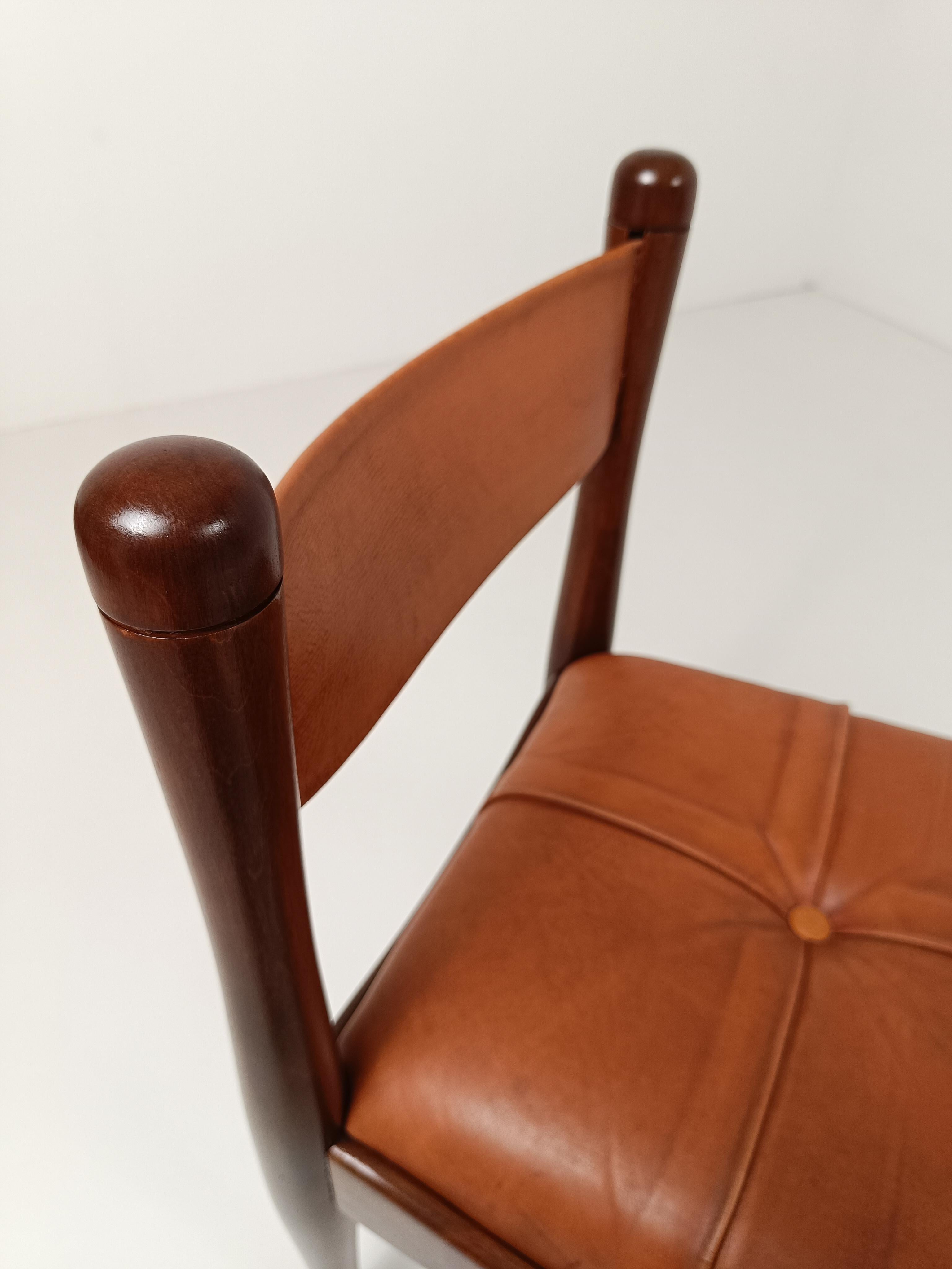 Ein Satz von 4 italienischen Stühlen aus Holz und cognacfarbenem Leder von S. Coppola für Bernini  (Italienisch) im Angebot