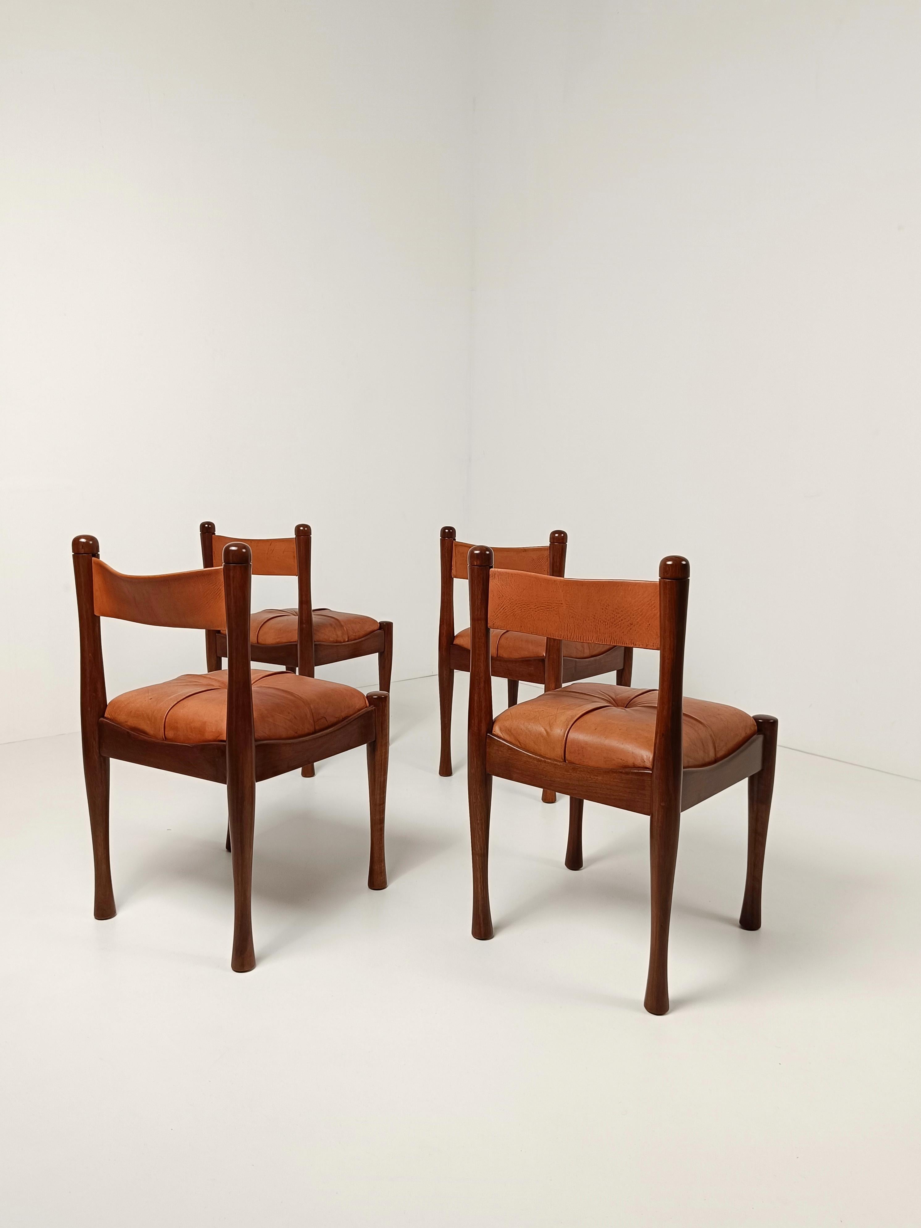 Ein Satz von 4 italienischen Stühlen aus Holz und cognacfarbenem Leder von S. Coppola für Bernini  im Angebot 1