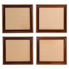 Un set di 4 cornici per quadri o specchi in legno di palissandro e acero, C.C.