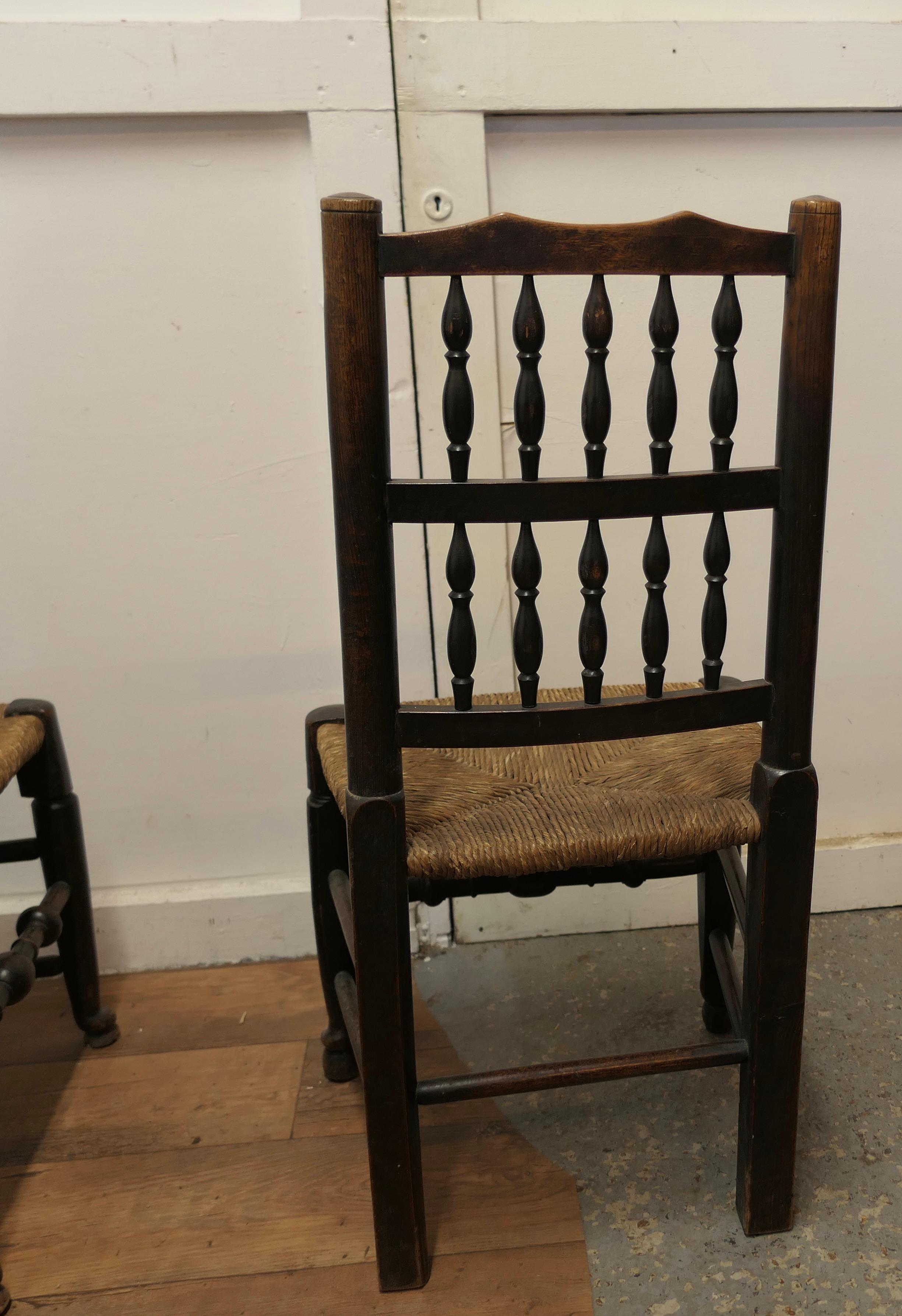 Fin du XIXe siècle Ensemble de 4 chaises de cuisine et de salle à manger Lancashire à dossier en fuseau   en vente