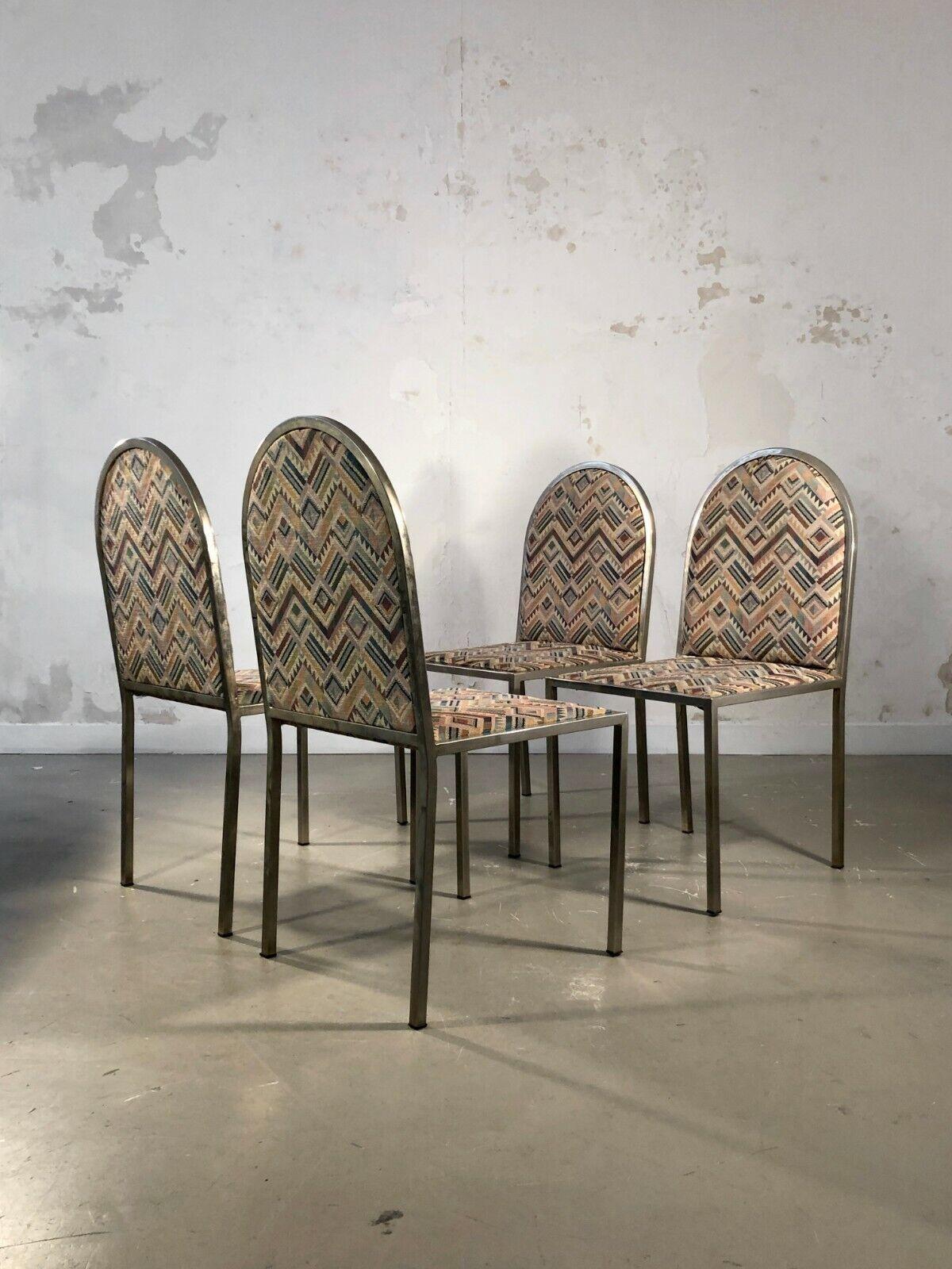 Un ensemble de 4 chaises post-modernistes, Memphis, Bauhaus, structures métalliques à section carrée et dossiers arrondis, assises en superbes et confortables tissus à motifs géométriques inspirés du Bauhaus, à attribuer, France 1970.

DIMENSIONS