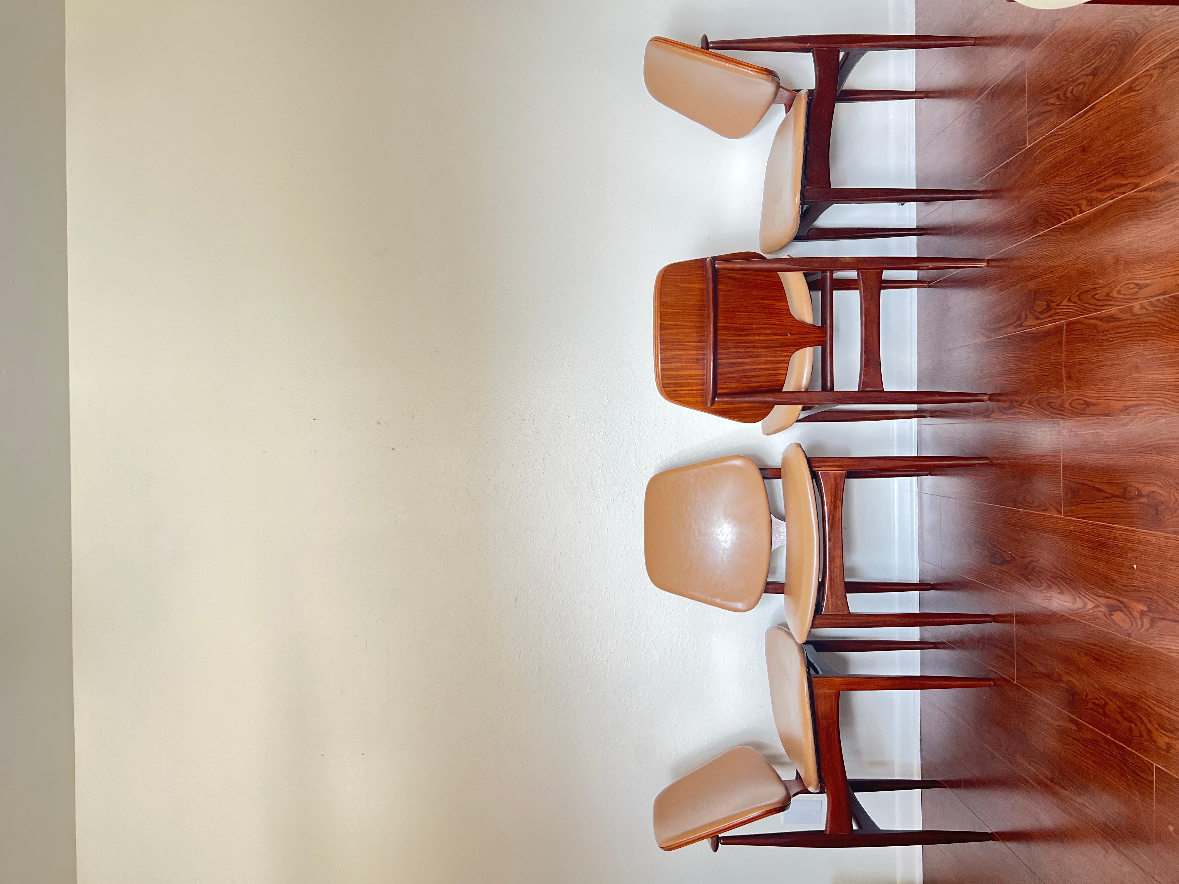 A set of 4 mid century modern dining chairs by Elliots of Newbury In Good Condition In Houston, TX