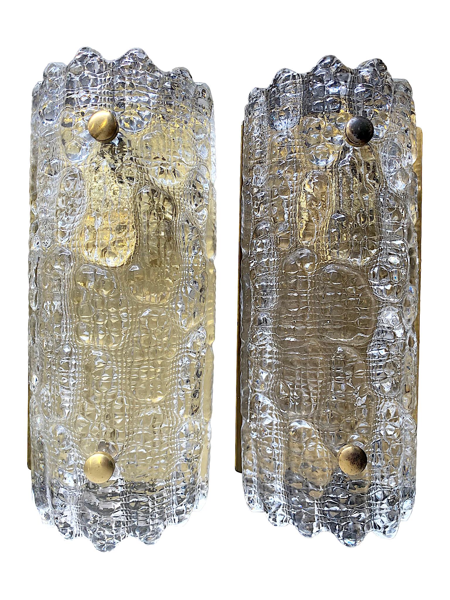 Coppia di lampade da parete in vetro Orrefors con piastre in ottone di Carl Fagerlund In condizioni buone in vendita a London, GB