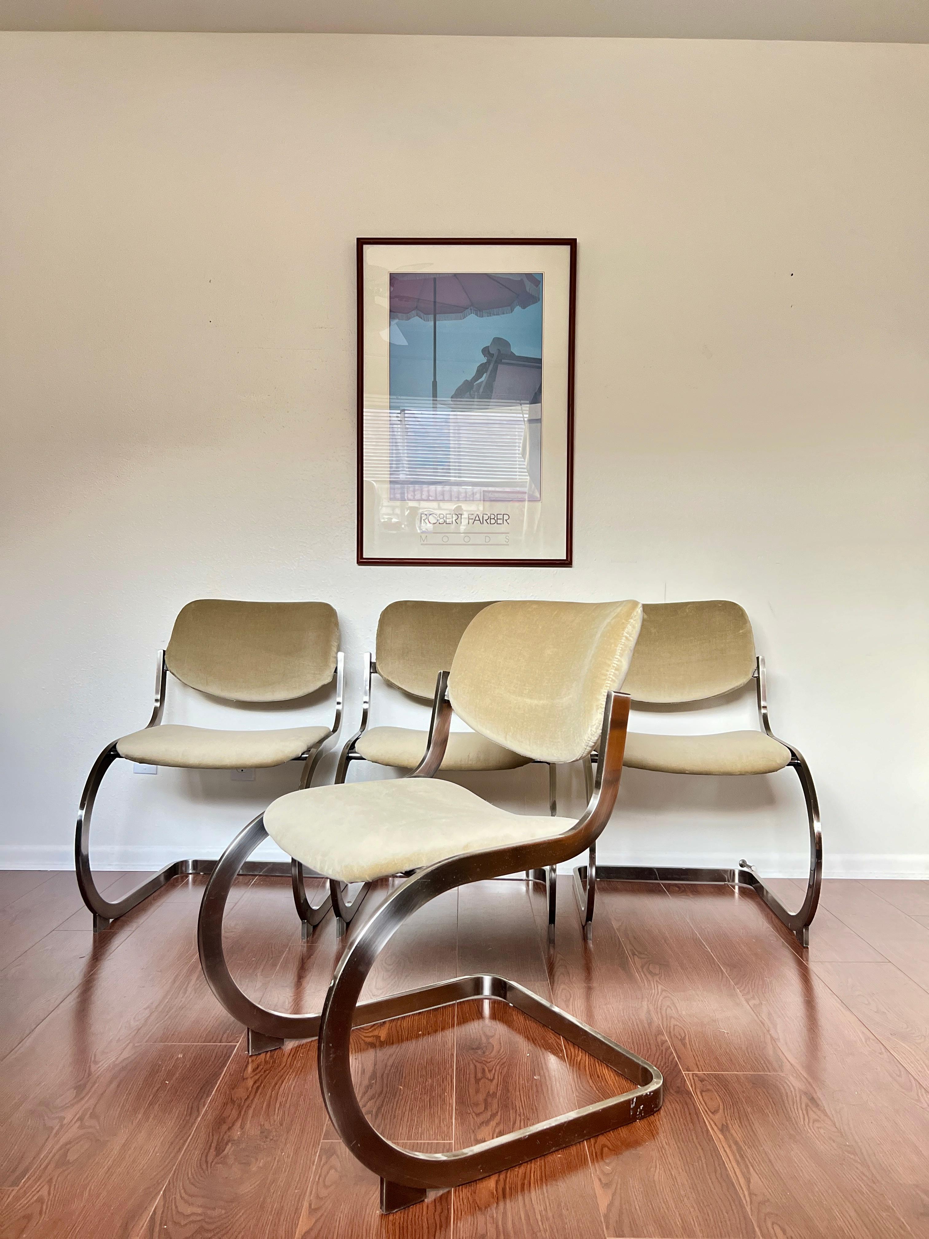 Fin du 20e siècle Ensemble de 4 chaises de salle à manger post-moderne par Design Institute America, vers 1986