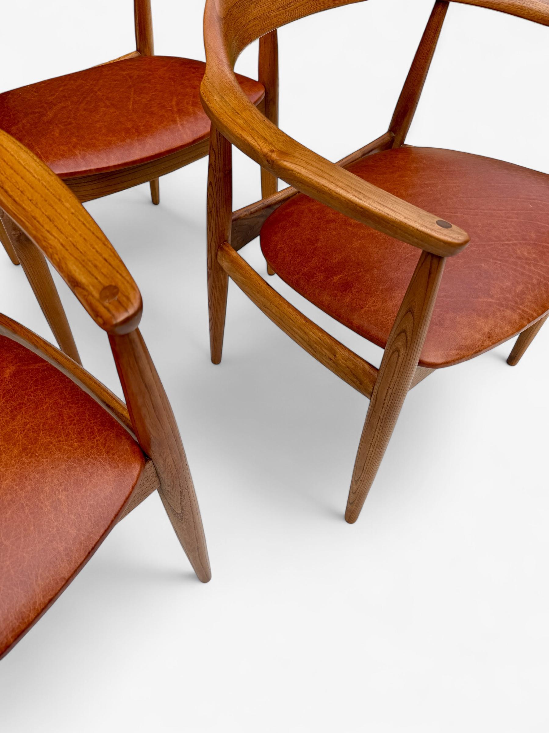 A Set of 4 Round Back Elm Wood Dining by Illum Wikkelso 1960's Denmark For Sale 5