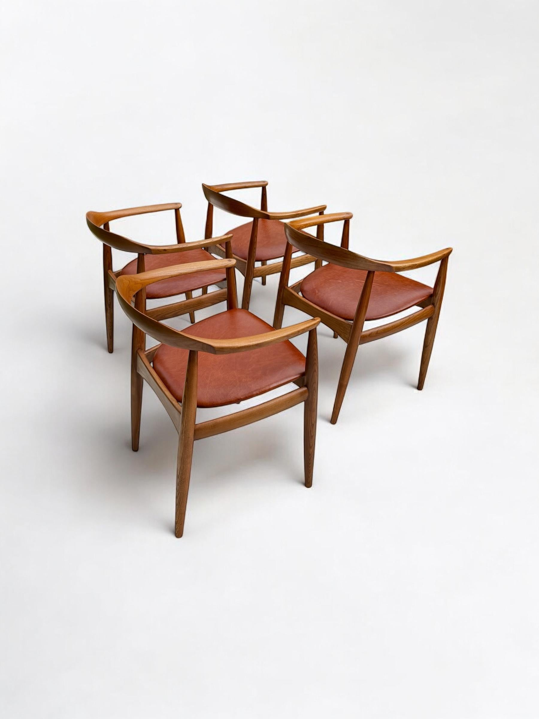 A Set of 4 Round Back Elm Wood Dining by Illum Wikkelso 1960's Denmark For Sale 6