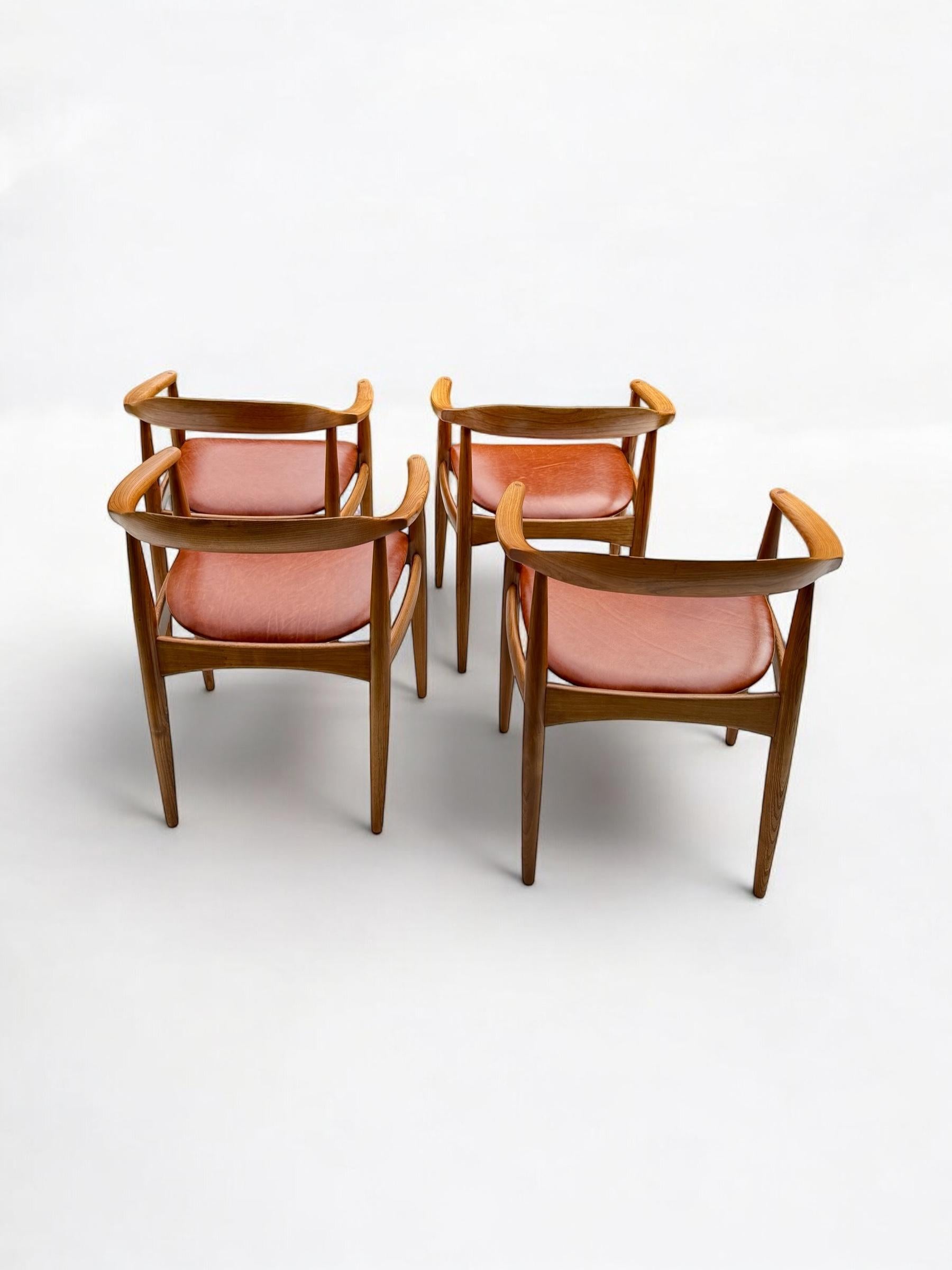 A Set of 4 Round Back Elm Wood Dining by Illum Wikkelso 1960's Denmark In Good Condition For Sale In London, GB