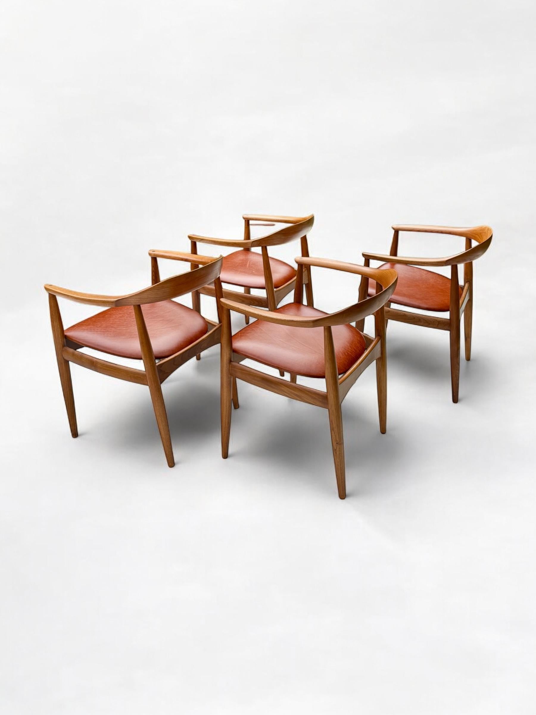 Leather A Set of 4 Round Back Elm Wood Dining by Illum Wikkelso 1960's Denmark For Sale