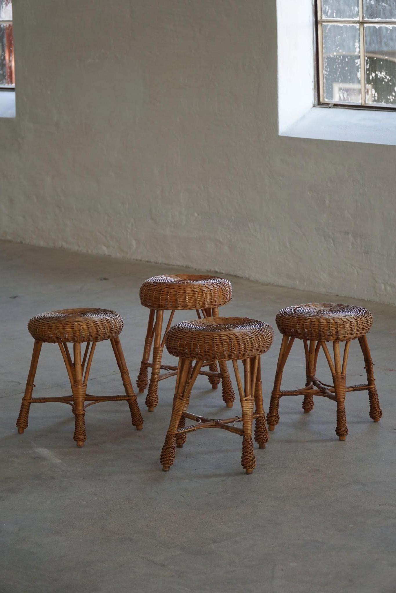 A set of 4 Scandinavian Vintage Stools in Rattan, in Style of Tony Paul, 1960s In Good Condition For Sale In Odense, DK
