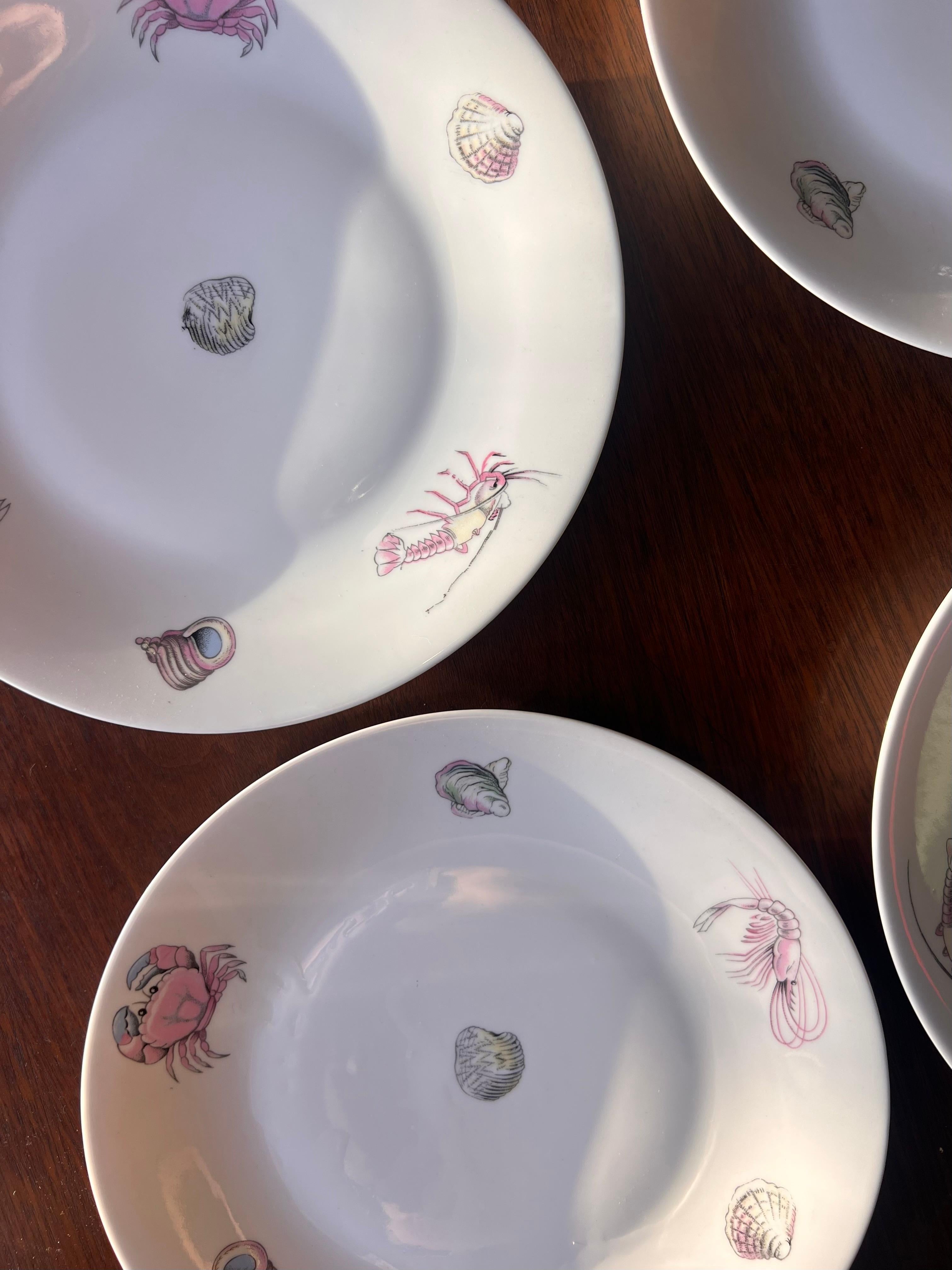 Rare ensemble de quatre assiettes à dîner en porcelaine à motif de créatures marines par Apilco, France, du début au milieu du vingtième siècle. Ce quatuor arbore avec élégance - comme seuls les Français peuvent le faire - un élément océanique