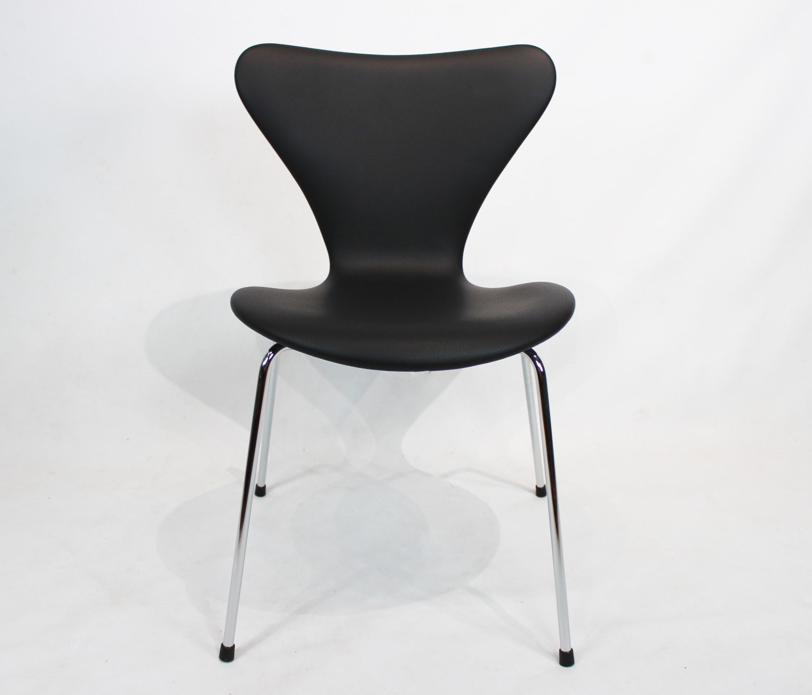 A set of 4 seven chairs, model 3107, designed by Arne Jacobsen and manufactured by Fritz Hansen. The chairs are newly upholstered with black classic leather and are in great used condition.