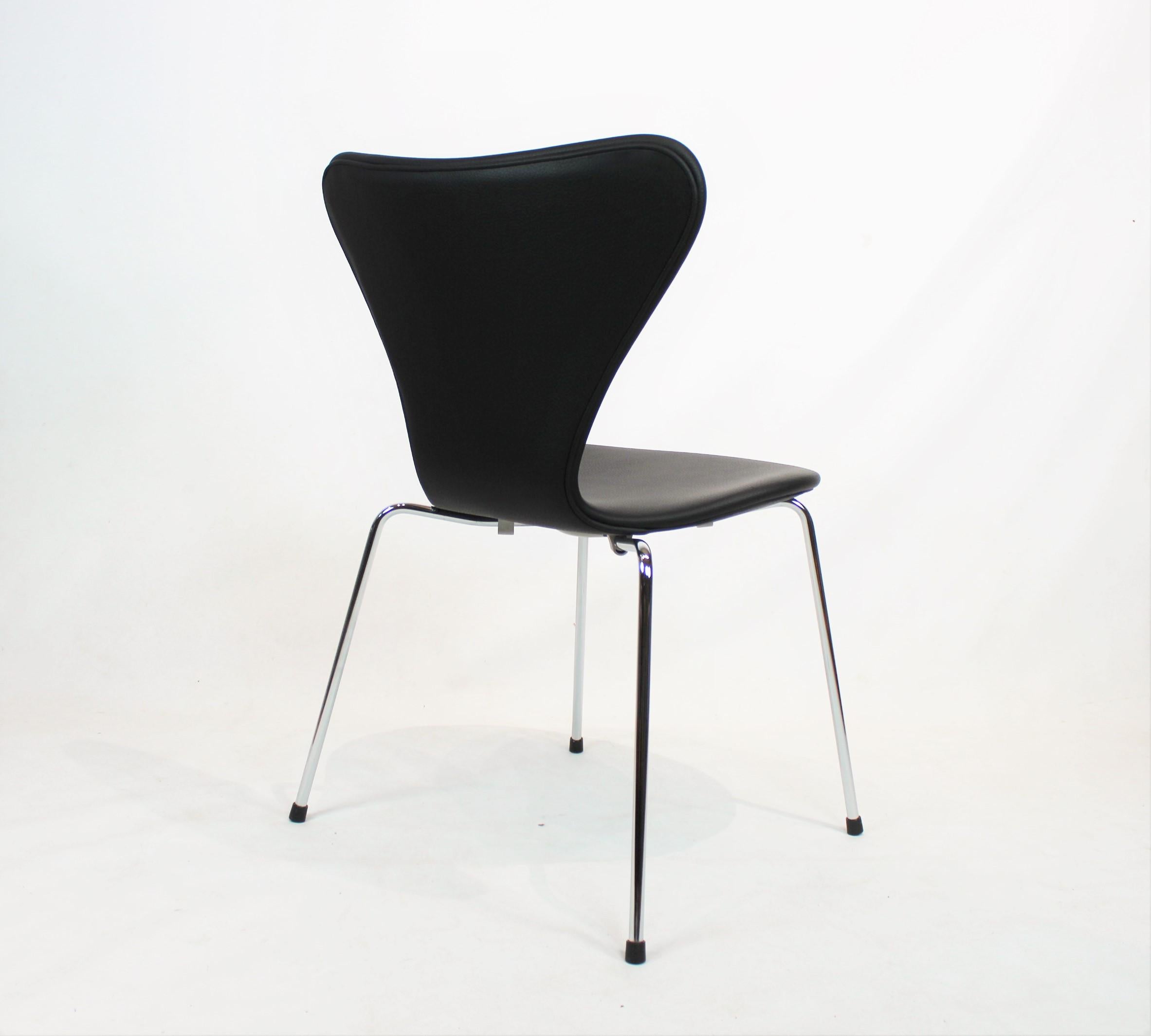 Scandinavian Modern Set of 4 Series 7 chairs, Black Leather, Model 3107, Designed by Arne Jacobsen