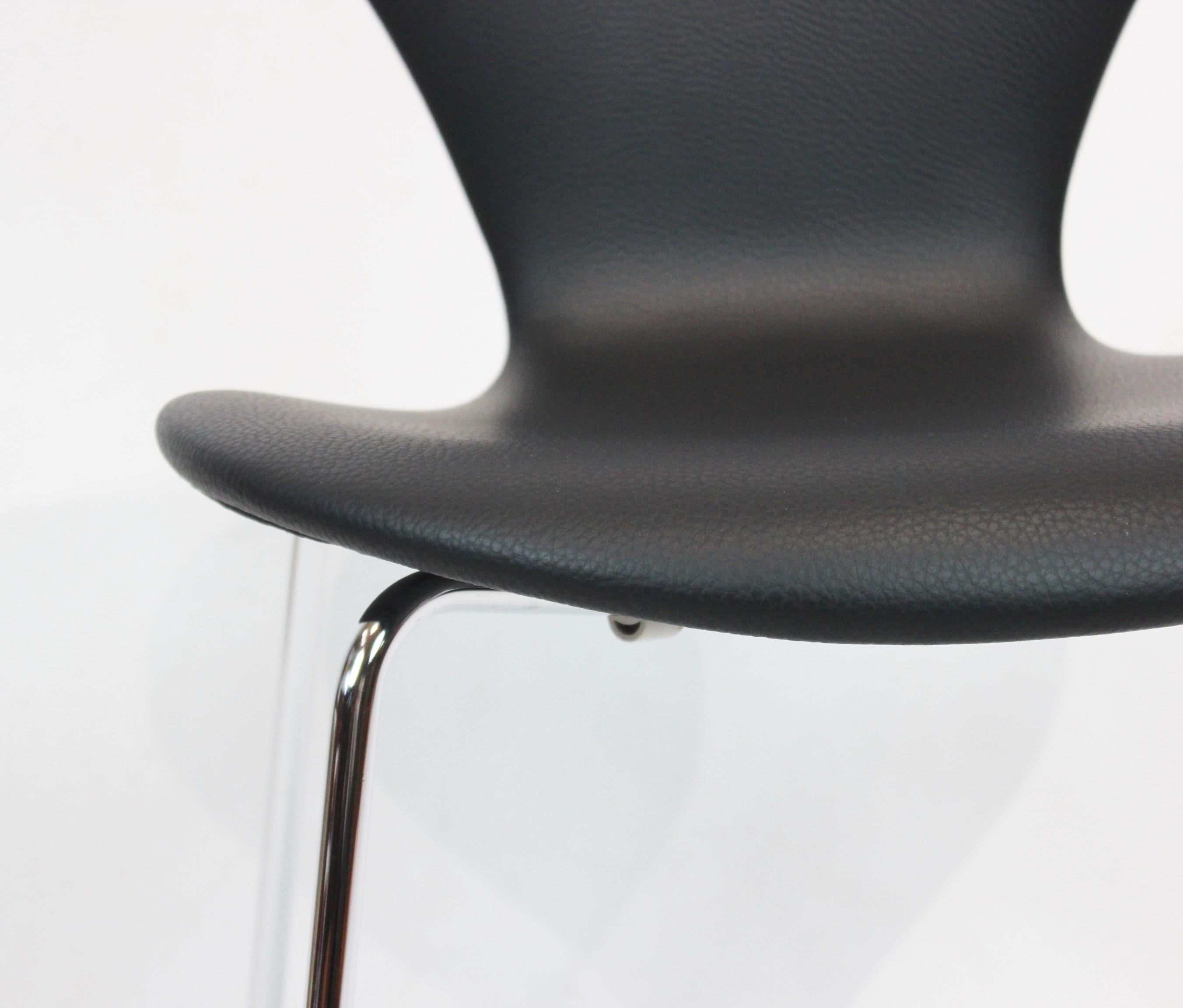Set of 4 Series 7 chairs, Black Leather, Model 3107, Designed by Arne Jacobsen In Good Condition In Lejre, DK