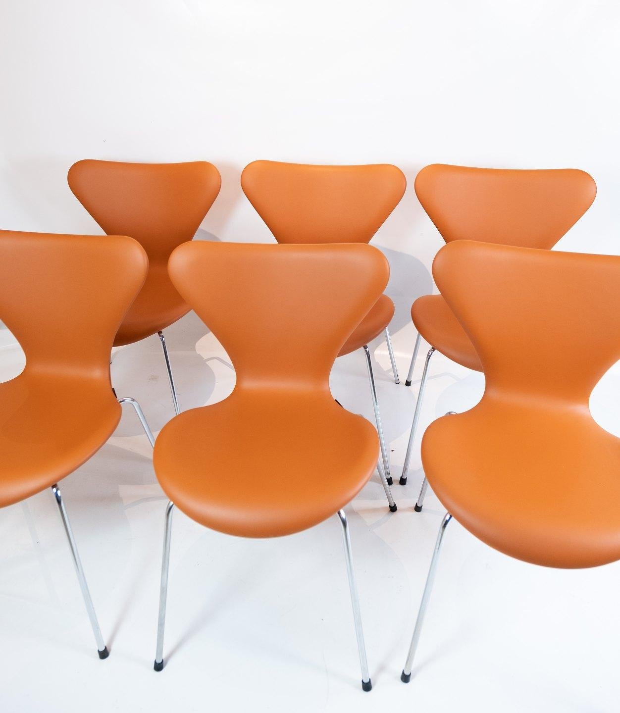 A set of 6 seven chairs, model 3107, designed by Arne Jacobsen and manufactured by Fritz Hansen. The chairs are with original upholstery in cognac classic leather and excellent condition.
  