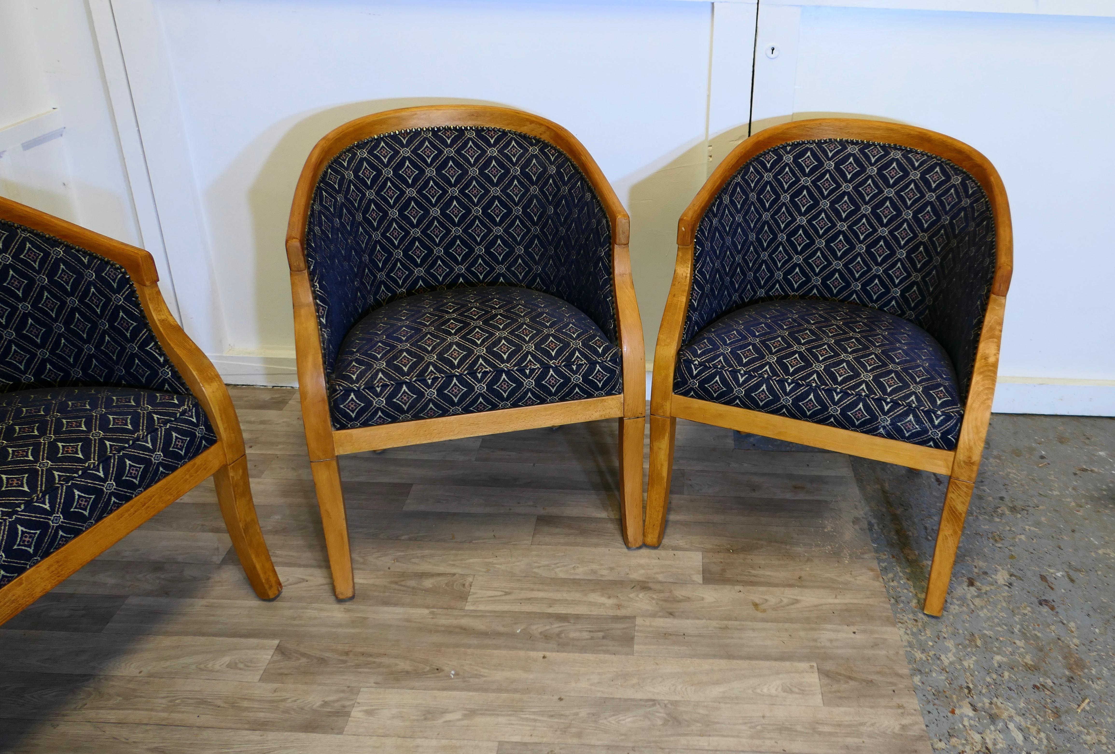 A Set of 4 Upholstered Tub Chairs In Good Condition For Sale In Godshill, Isle of Wight
