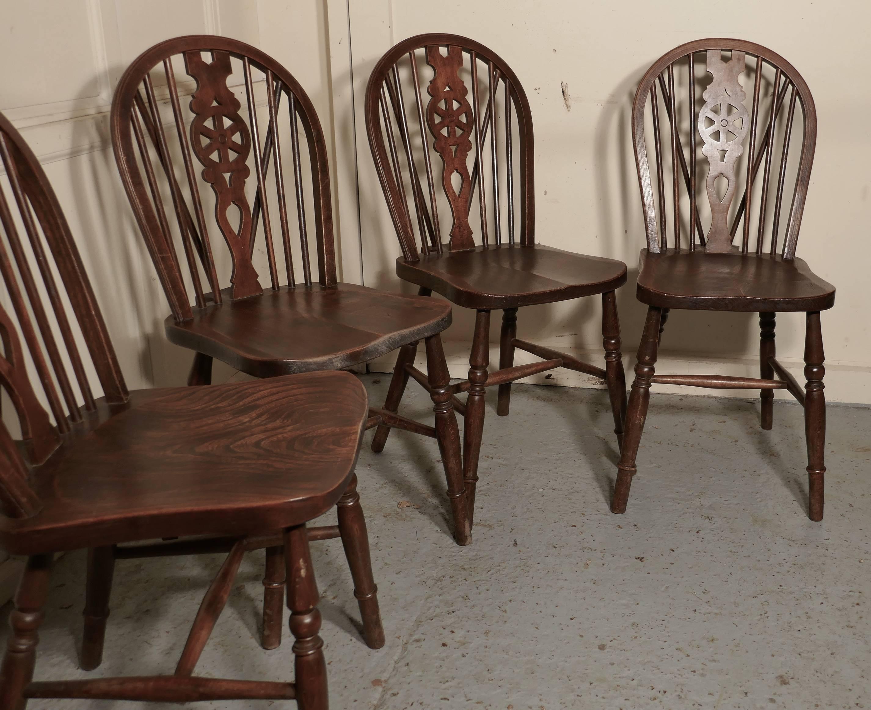 Set of Four Victorian Beech and Elm Wheel Back Windsor Kitchen Dining Chairs In Good Condition In Chillerton, Isle of Wight