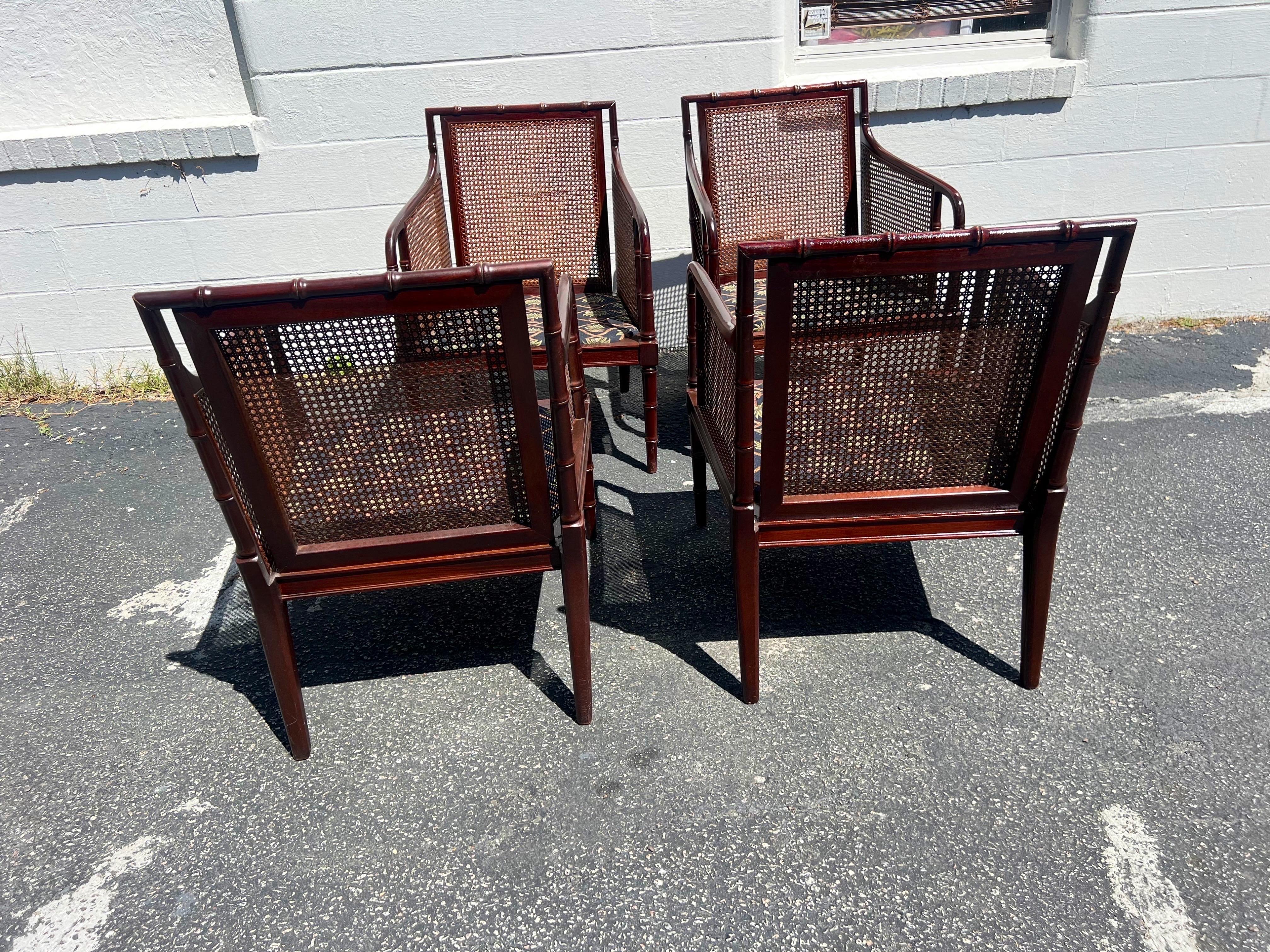 Un ensemble de 4 fauteuils vintage en faux bambou, acajou et rotin en vente 3
