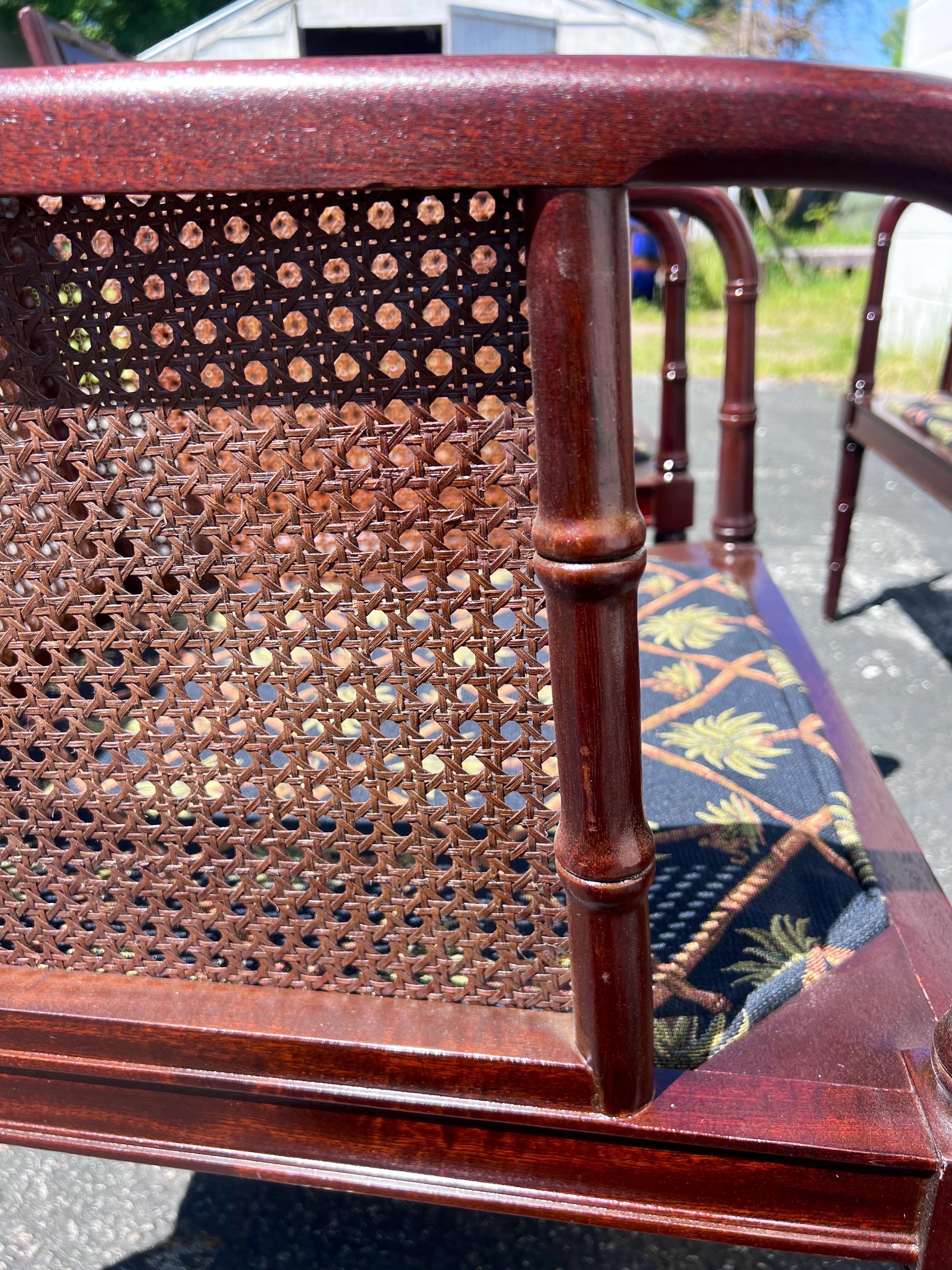 Un ensemble de 4 fauteuils vintage en faux bambou, acajou et rotin en vente 4
