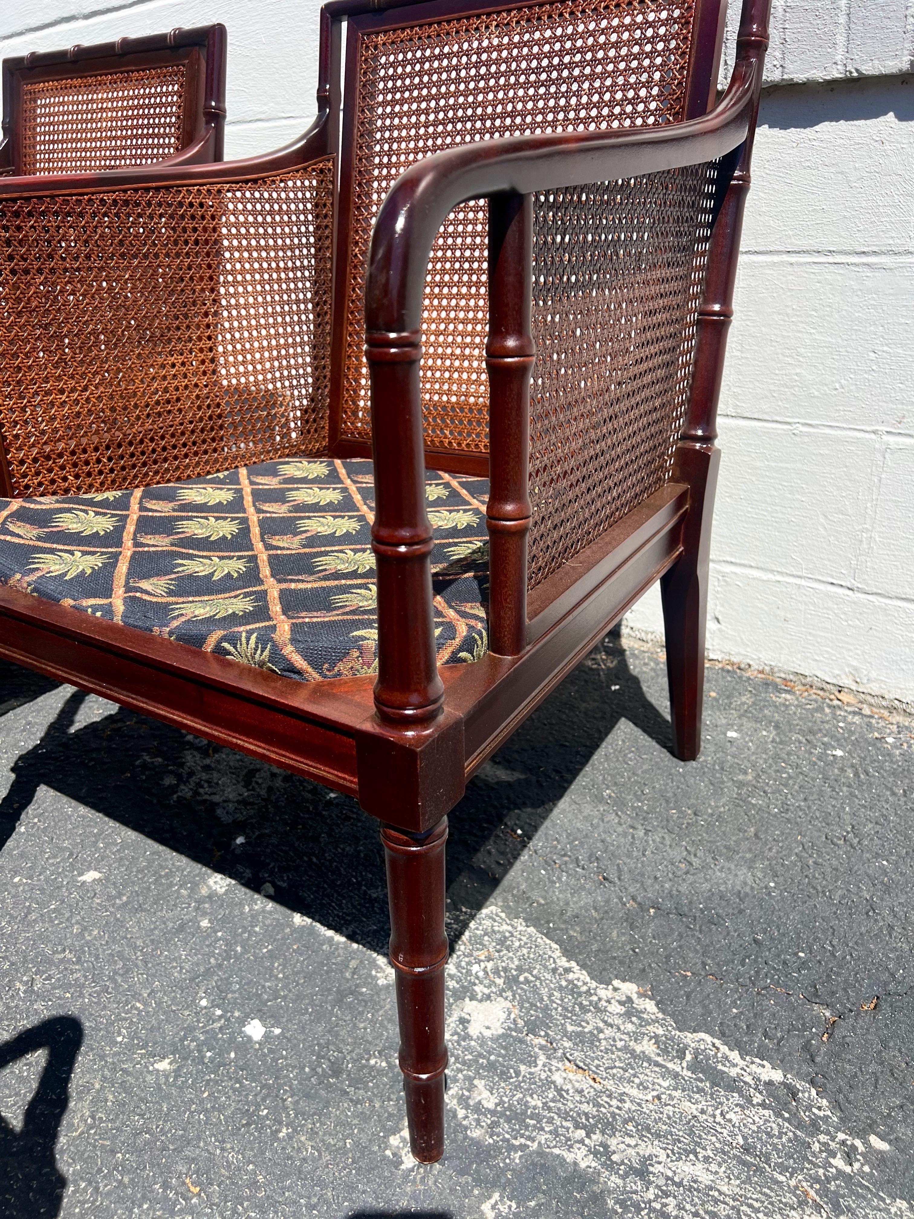 Un ensemble de 4 fauteuils vintage en faux bambou, acajou et rotin en vente 6