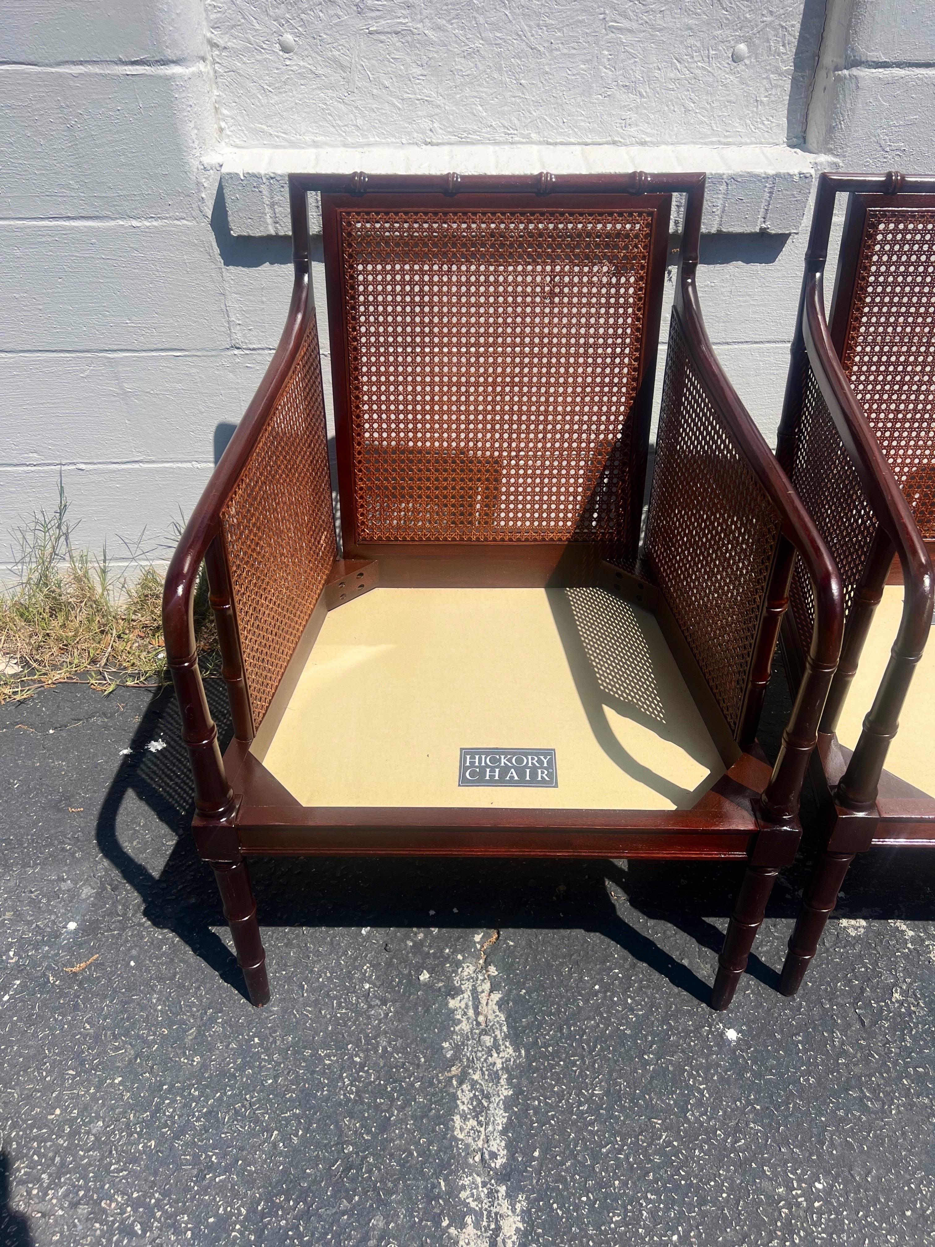 Américain Un ensemble de 4 fauteuils vintage en faux bambou, acajou et rotin en vente